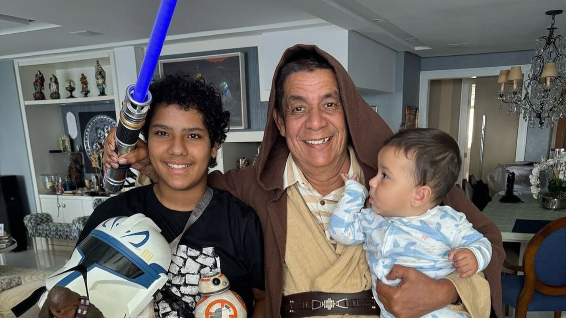 Zeca Pagodinho se veste de personagem de Star Wars e posa ao lado dos netos