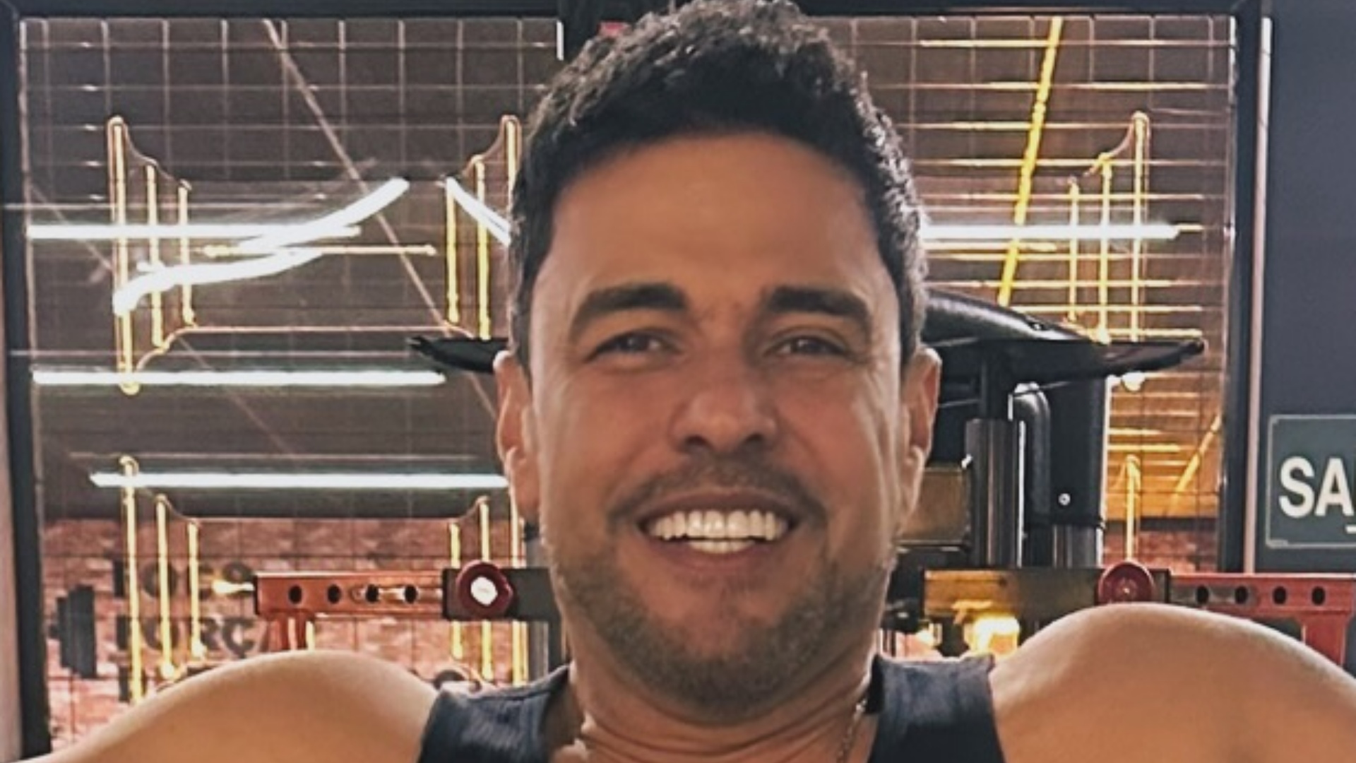 Zezé Di Camargo chama atenção dos fãs ao exibir braços musculosos