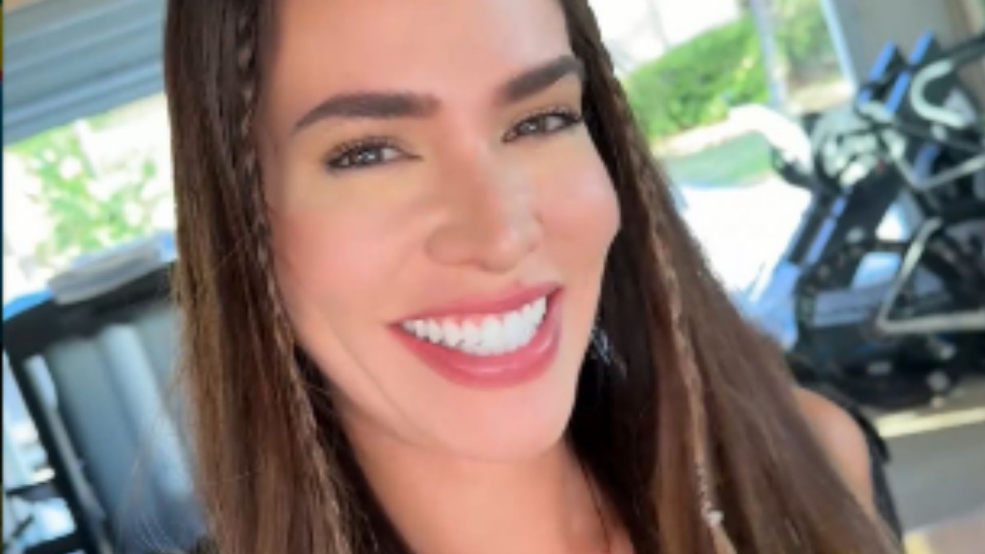 Ex-BBB Adriana Sant’Anna reage ao ser questionada se é evangélica: ‘Te afastar’
