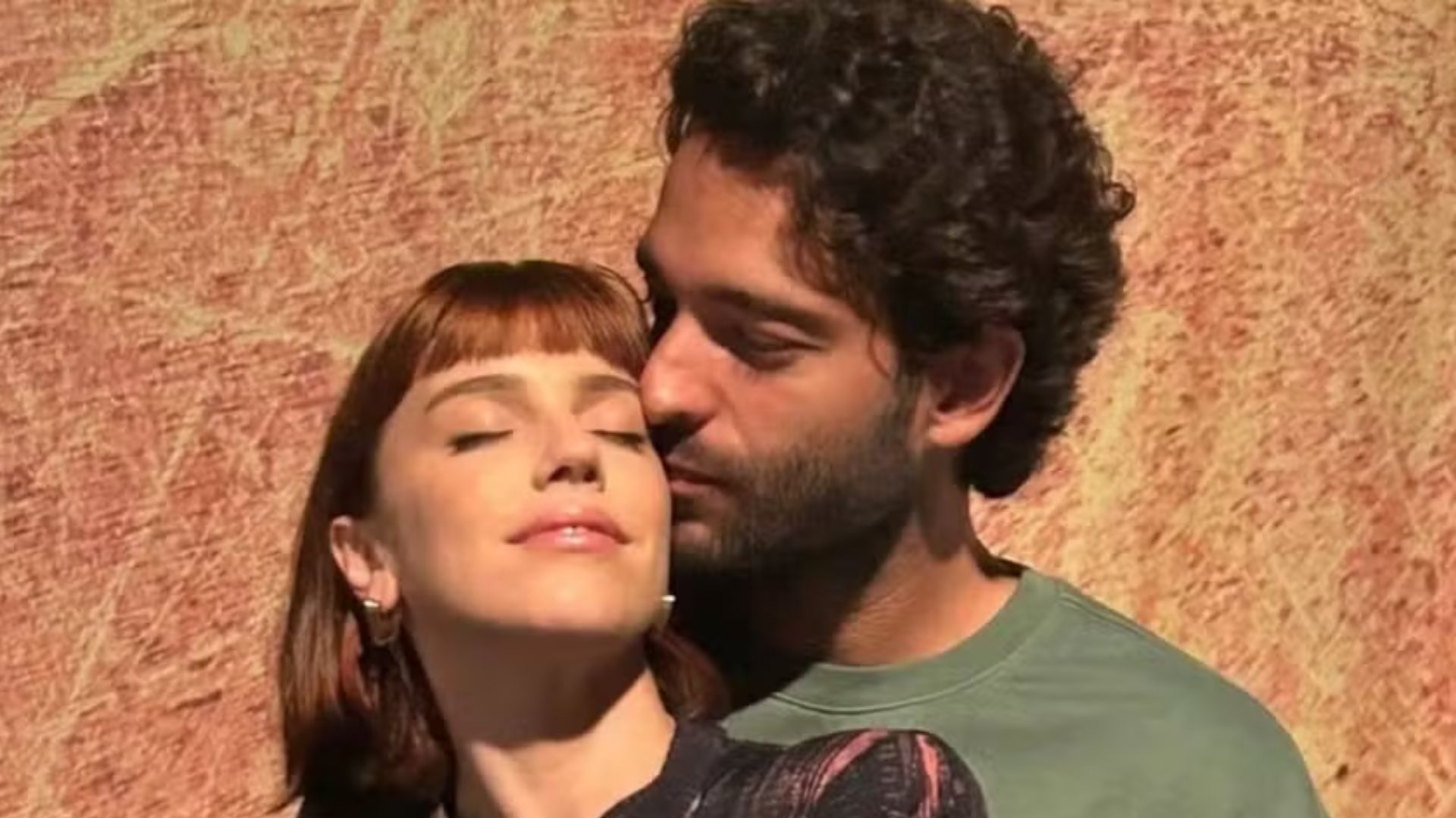 Alice Wegmann se declara a Humberto Carrão na estreia dos dois em Vale Tudo