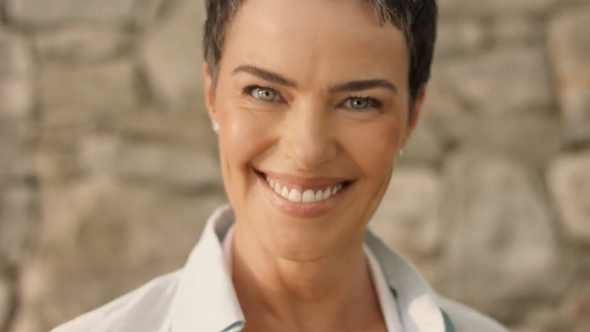 Ana Paula Arósio exibe o cabelo grisalho em reaparição após se afastar da TV