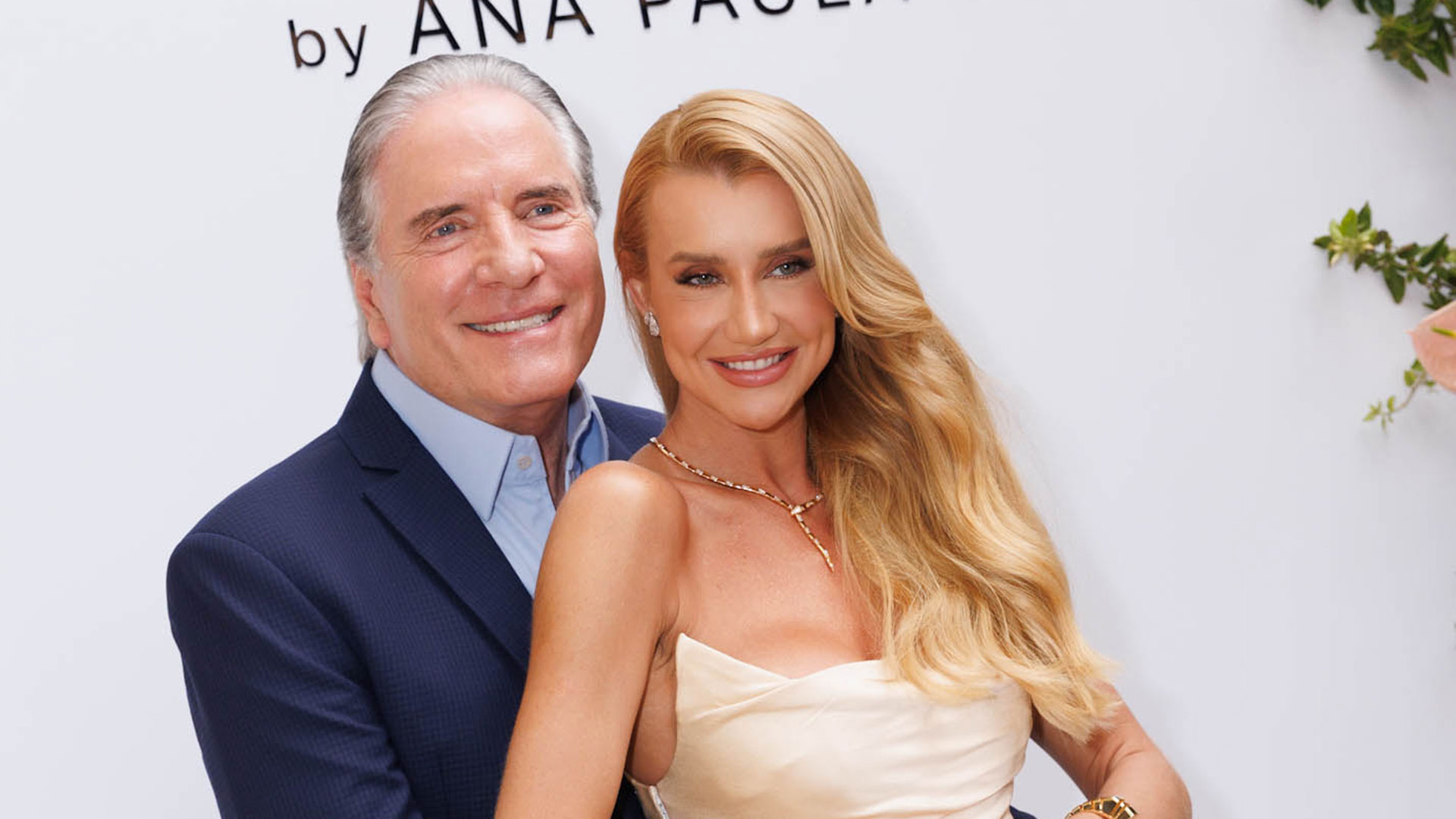 Ana Paula Siebert troca beijos com Roberto Justus em evento