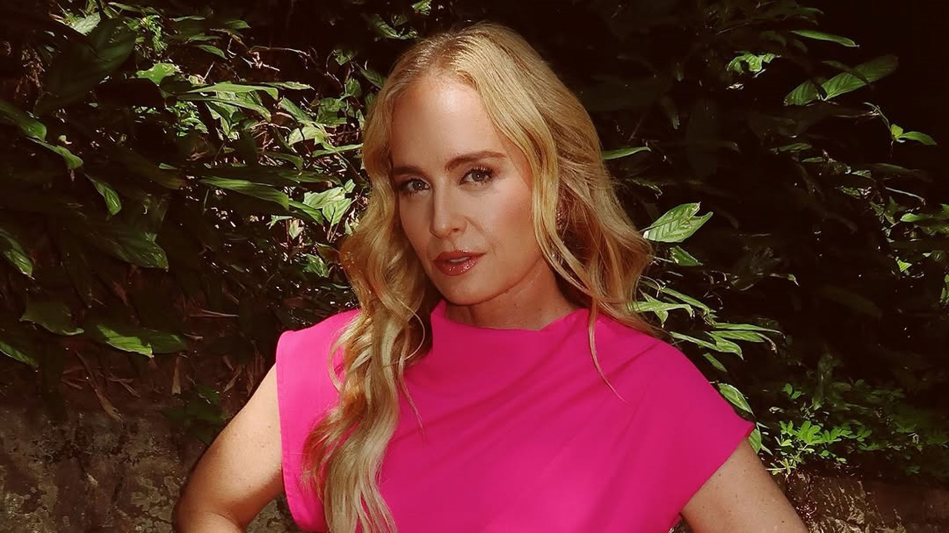 Angélica posa de vestido rosa e faz referência a famoso filme