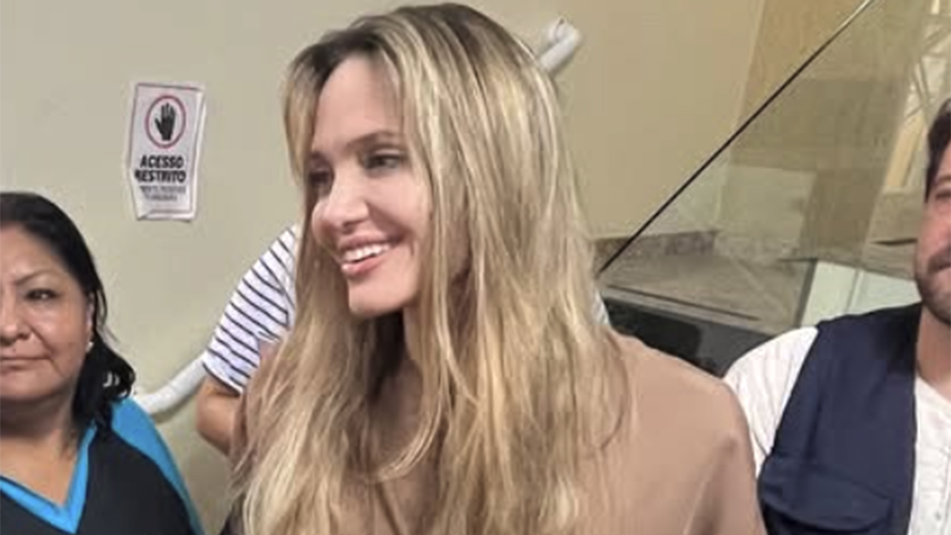 Angelina Jolie visita organização em SP após ir em aldeia no Xingu