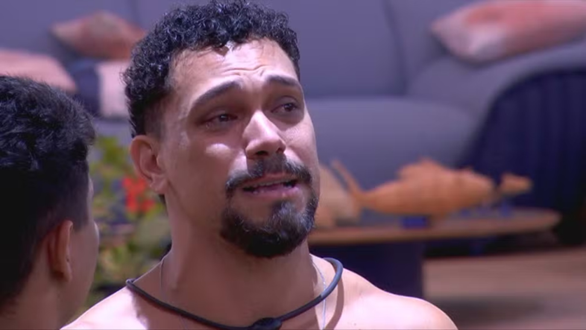 BBB 25: Vinícius revela ser bissexual e admite medo da reação dos pais: ‘Não sabem’