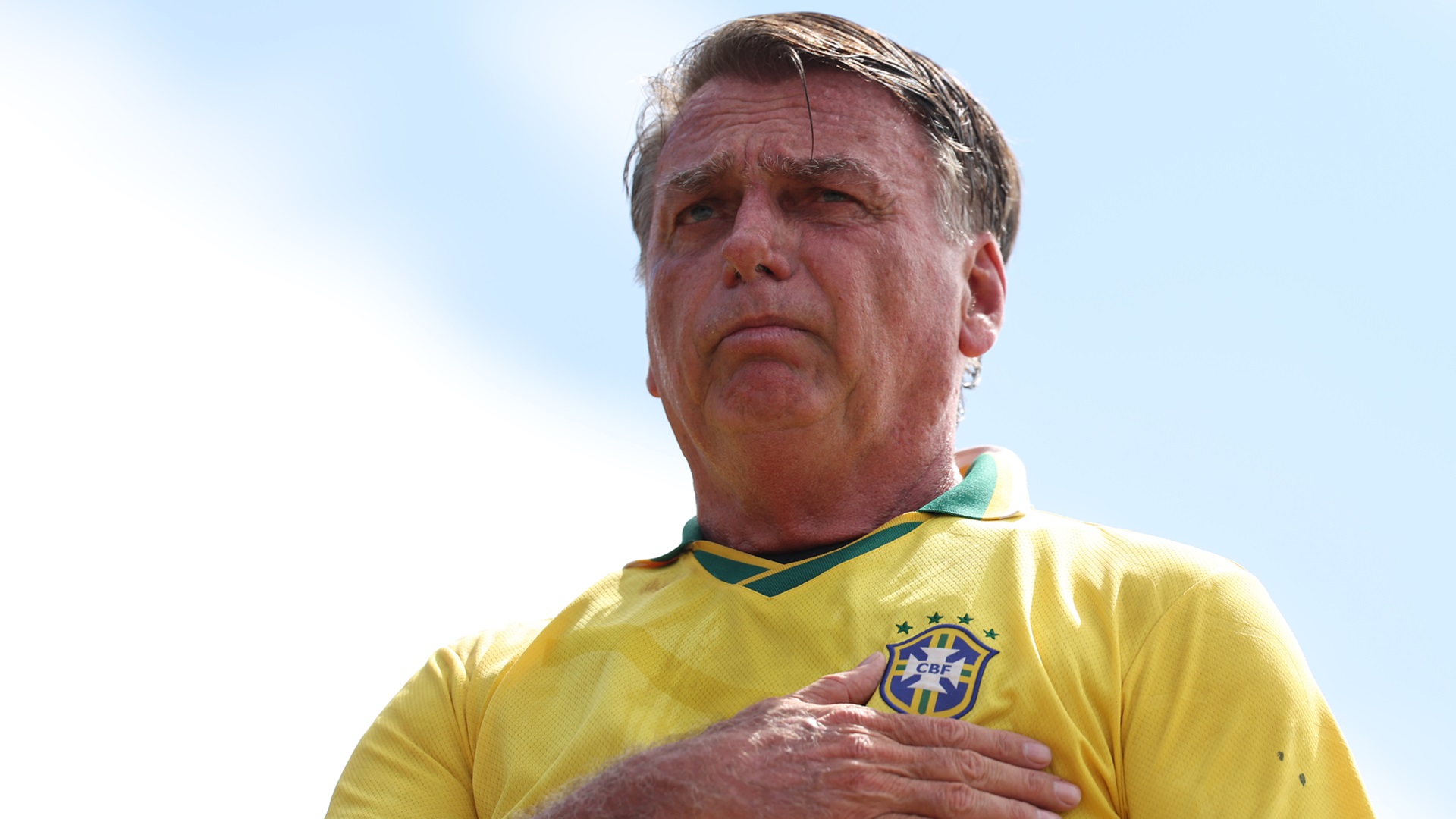 Jair Bolsonaro passa mal e é transferido de helicóptero para hospital em Natal