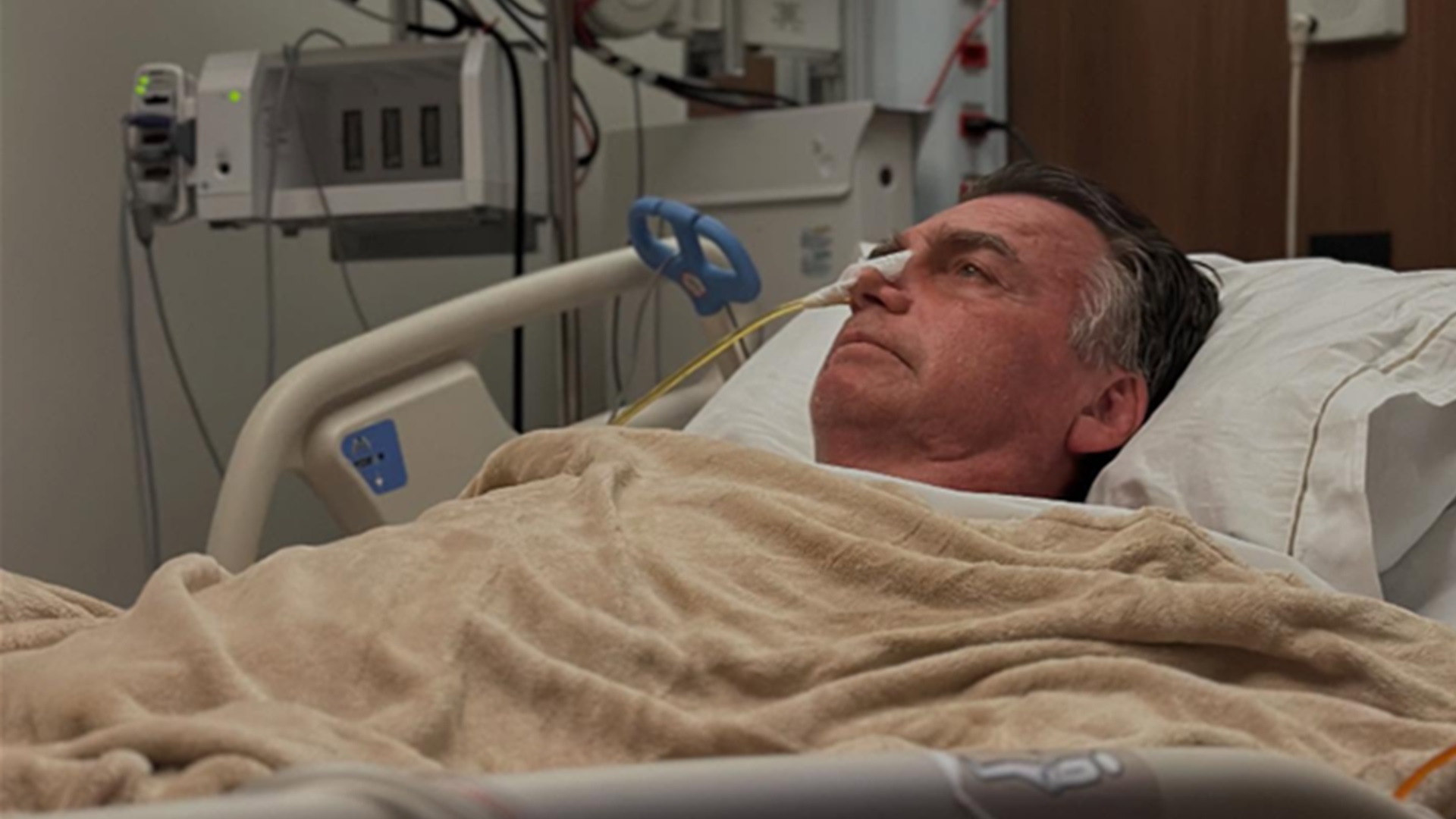 Filho de Jair Bolsonaro comenta recuperação do pai após cirurgia: ‘Não é simples’