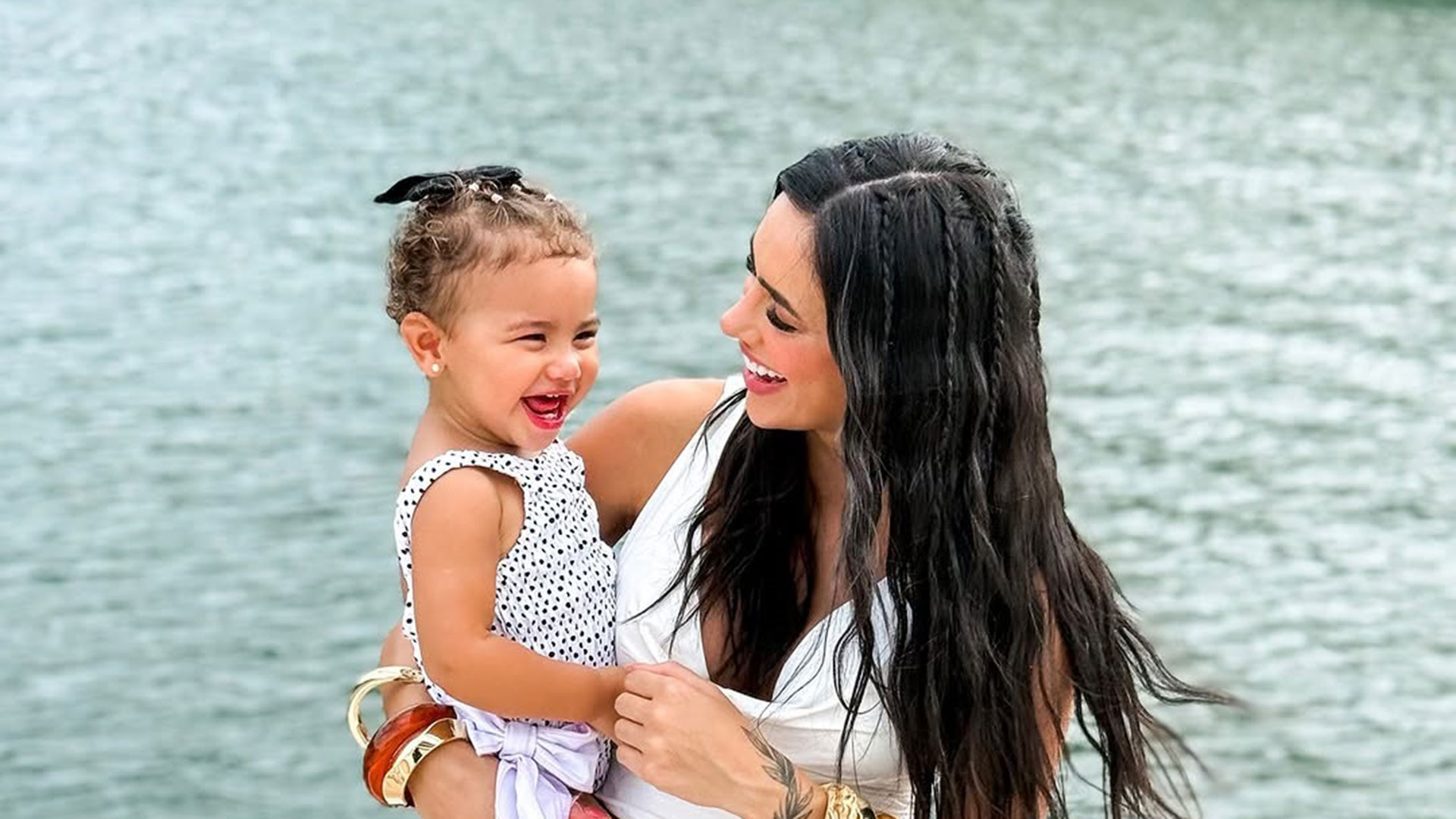 Bruna Biancardi encanta em nova foto com a filha Mavie