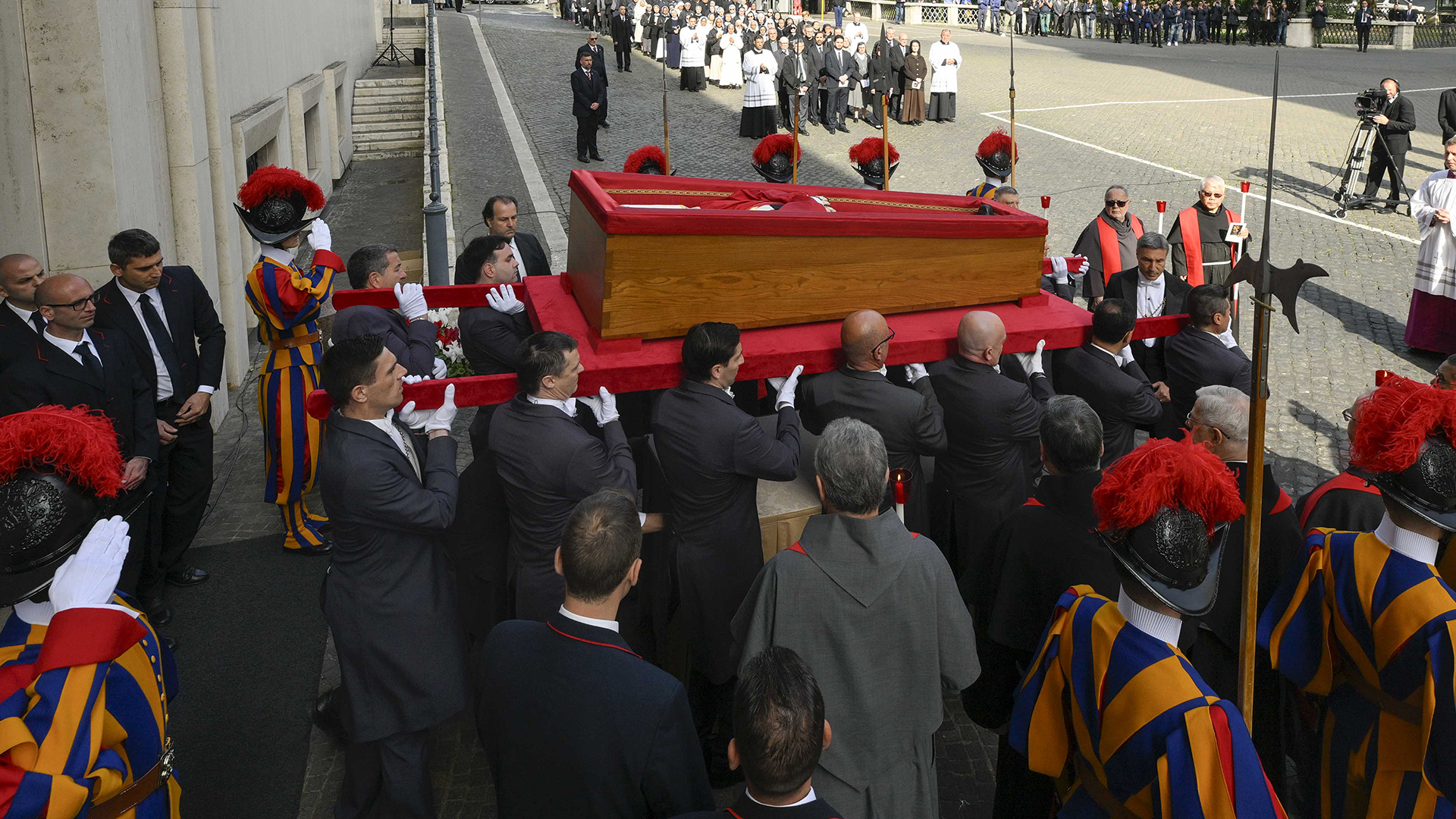 Saiba quem são os homens de preto que carregaram o caixão do Papa Francisco