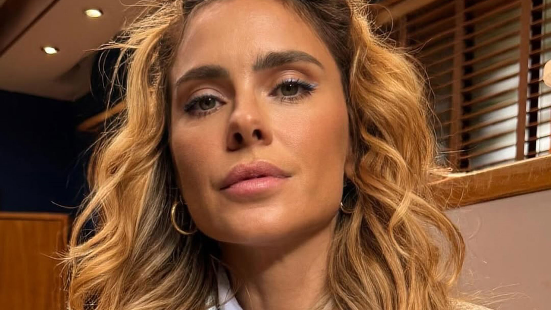 Carolina Dieckmann mostra passo a passo de maquiagem para festa da Globo