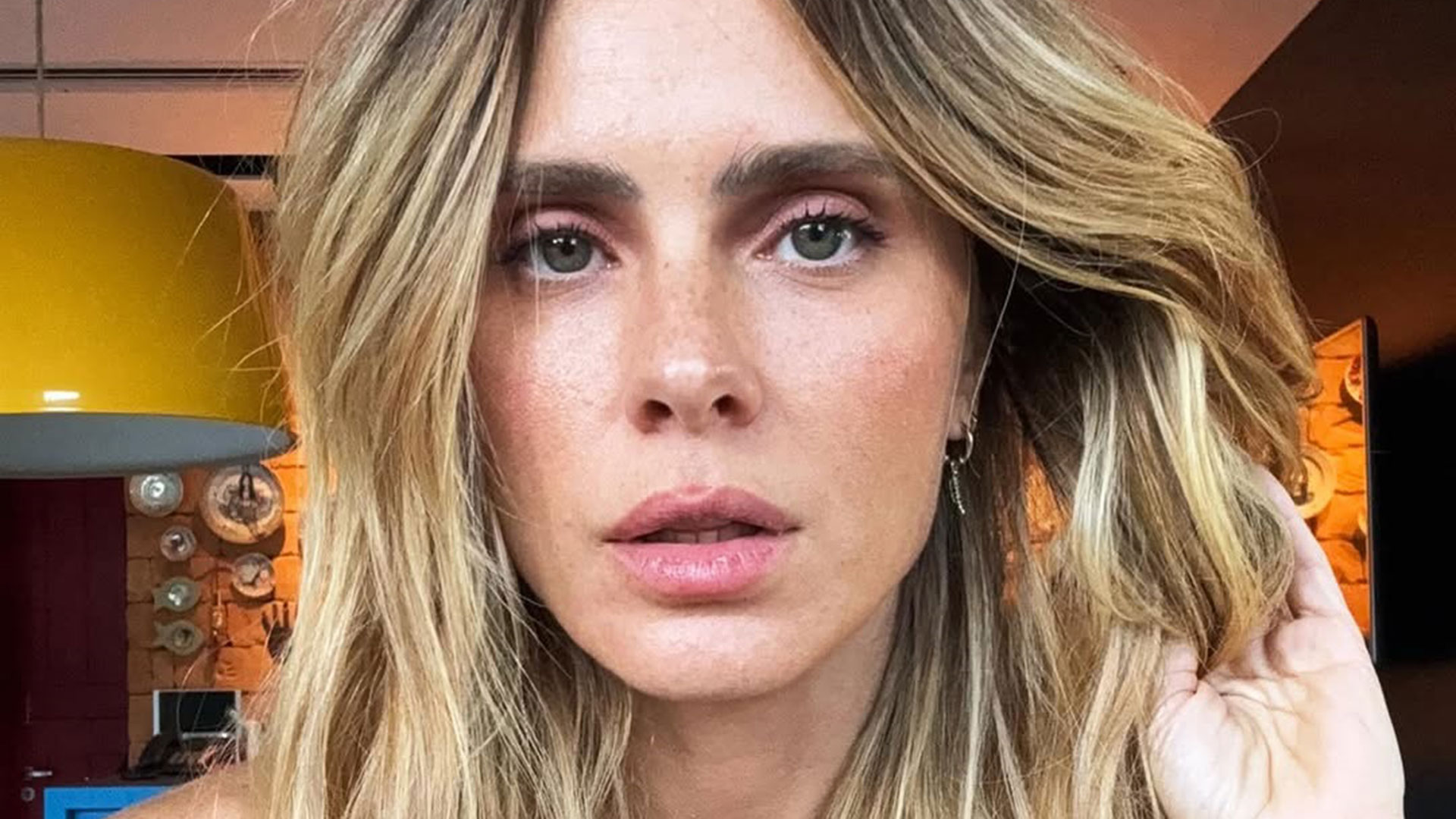 Carolina Dieckmann mostra rotina de cuidados com a pele: ‘Rapidinho’
