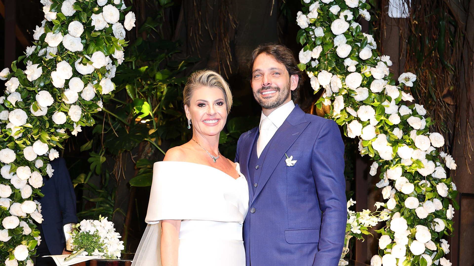 Carla Bolla e Thiago Castilho se casam em cerimônia romântica