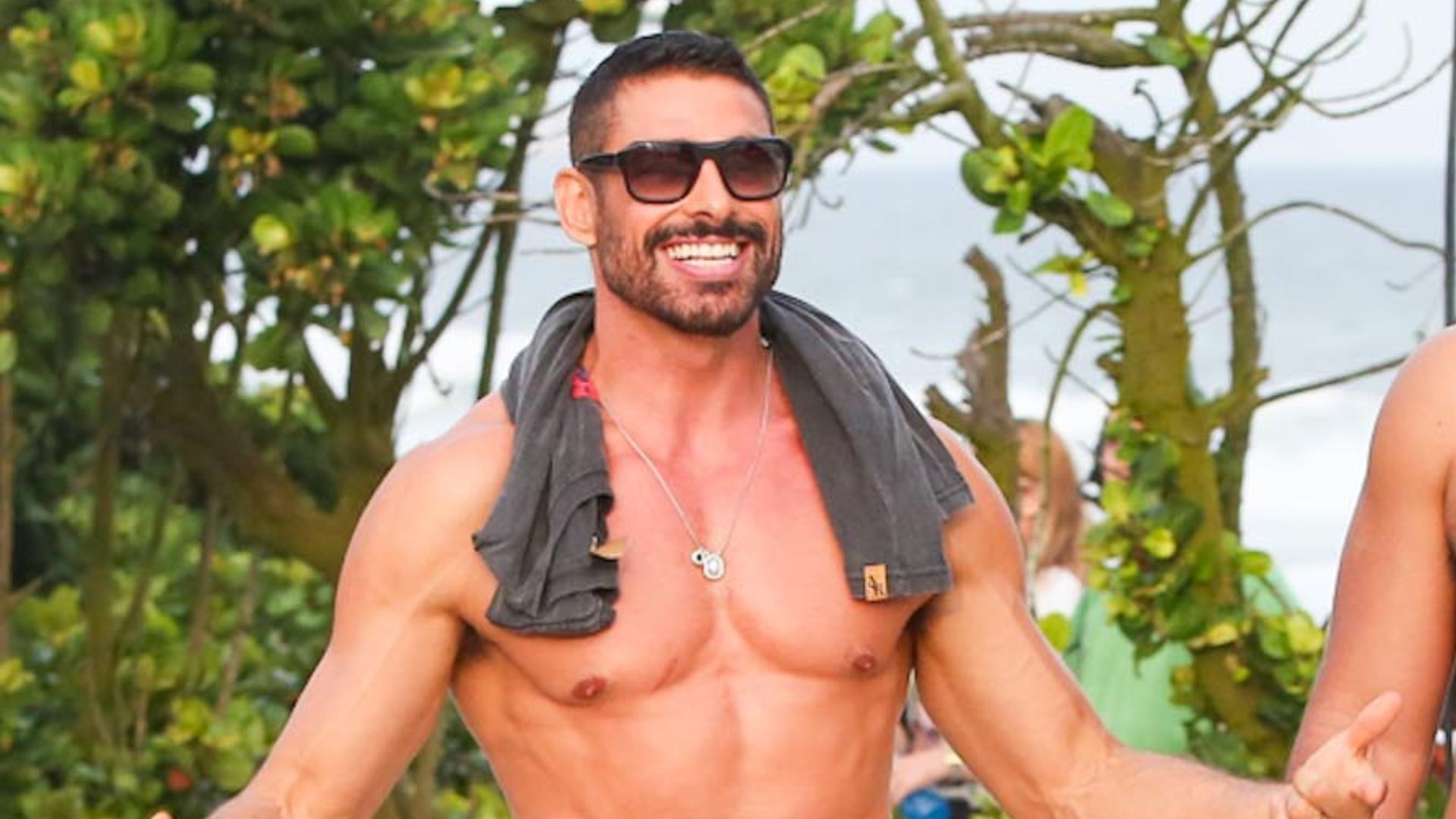 Cauã Reymond chama atenção pela boa forma durante gravações de ‘Vale Tudo’ na praia