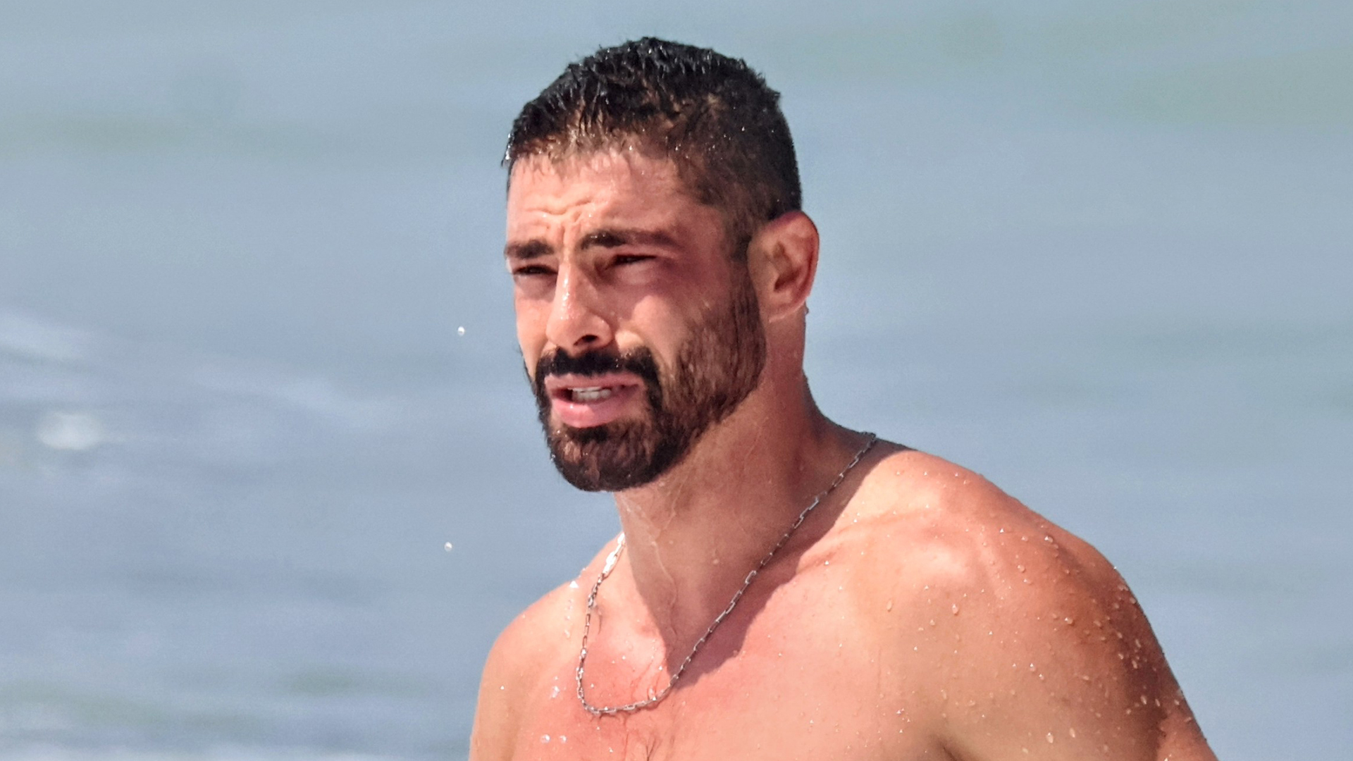 Depois de cena de sunga em Vale Tudo, Cauã Reymond escolhe outro look para ir à praia