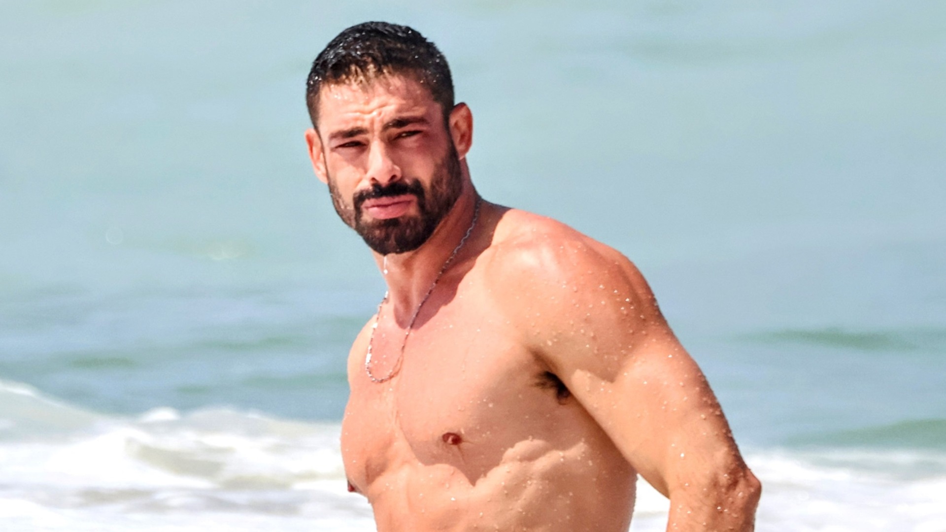 Cauã Reymond revela que toma caldo de rã todos os dias; saiba o motivo