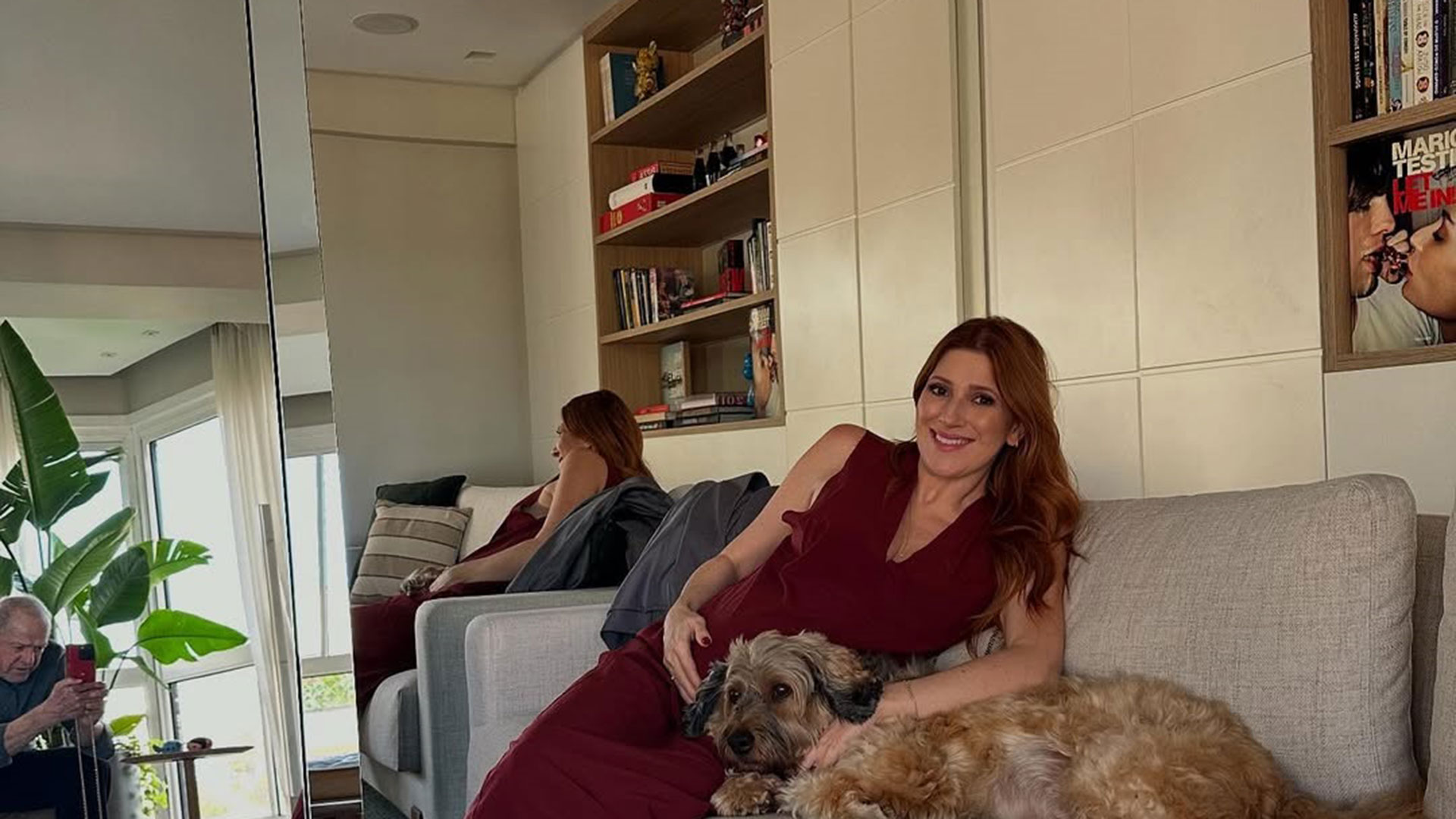 Dani Calabresa mostra atitude fofa de pet durante a gravidez