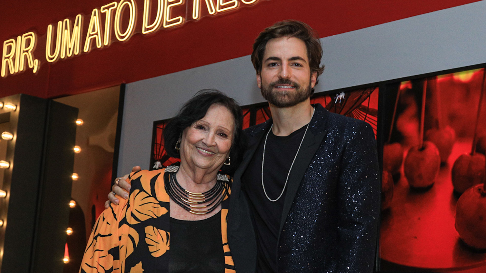 Déa Lúcia e Thales Bretas marcam presença em exposição sobre Paulo Gustavo