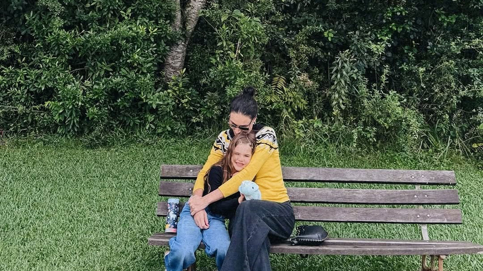 Débora Nascimento mostra registros raros da filha em aniversário