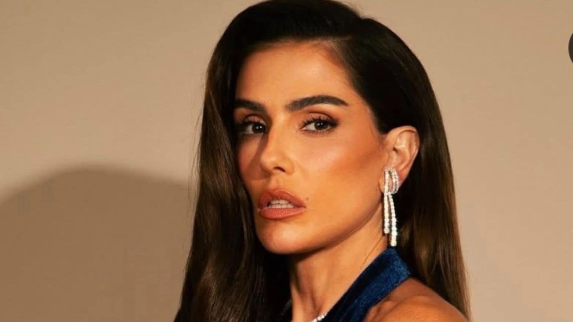 Deborah Secco choca com look com decote duplo para festa da Globo