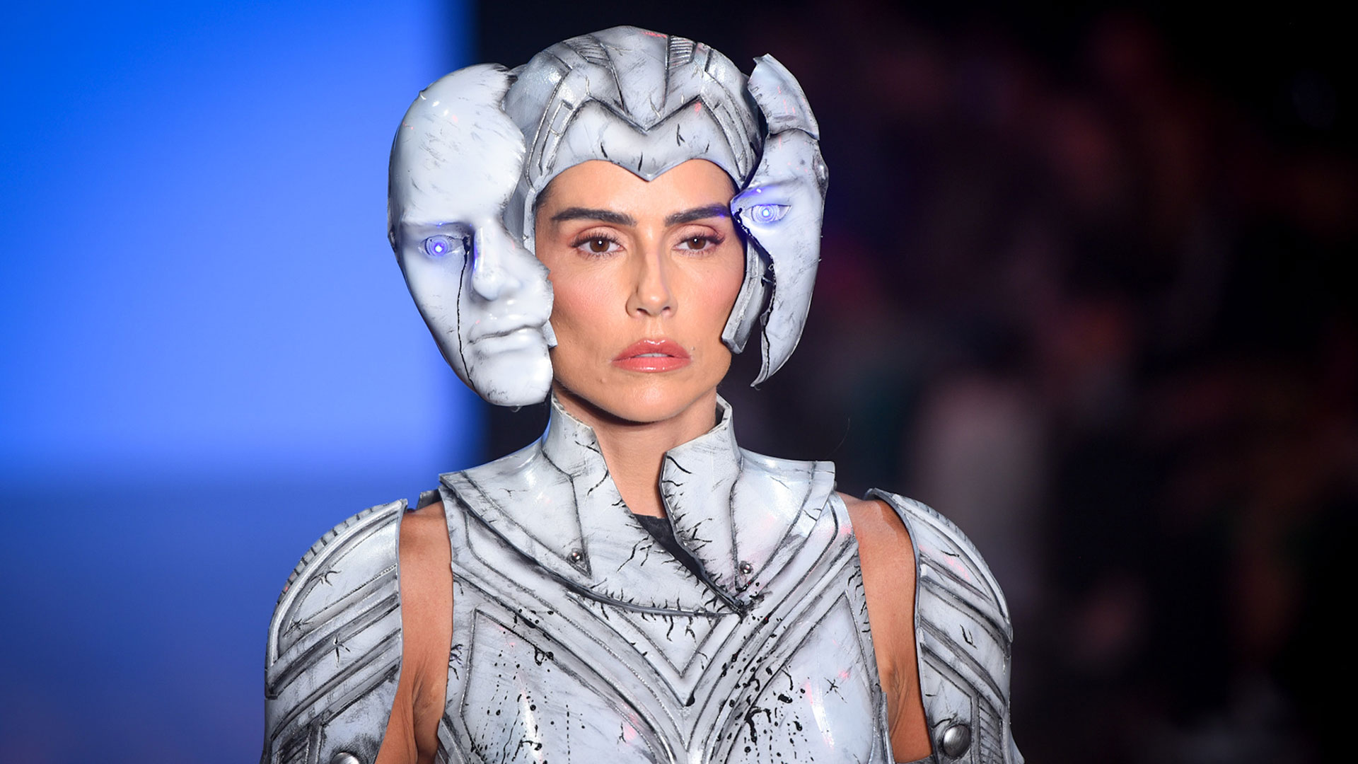 Deborah Secco arrasa em desfile com look futurista. Veja!