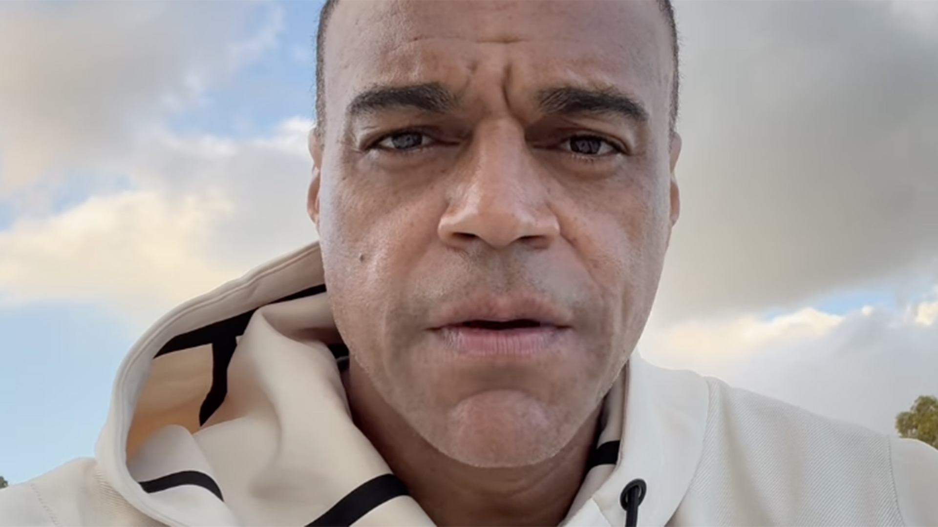 Denilson detona a camisa vermelha da Seleção: ‘É uma vergonha’