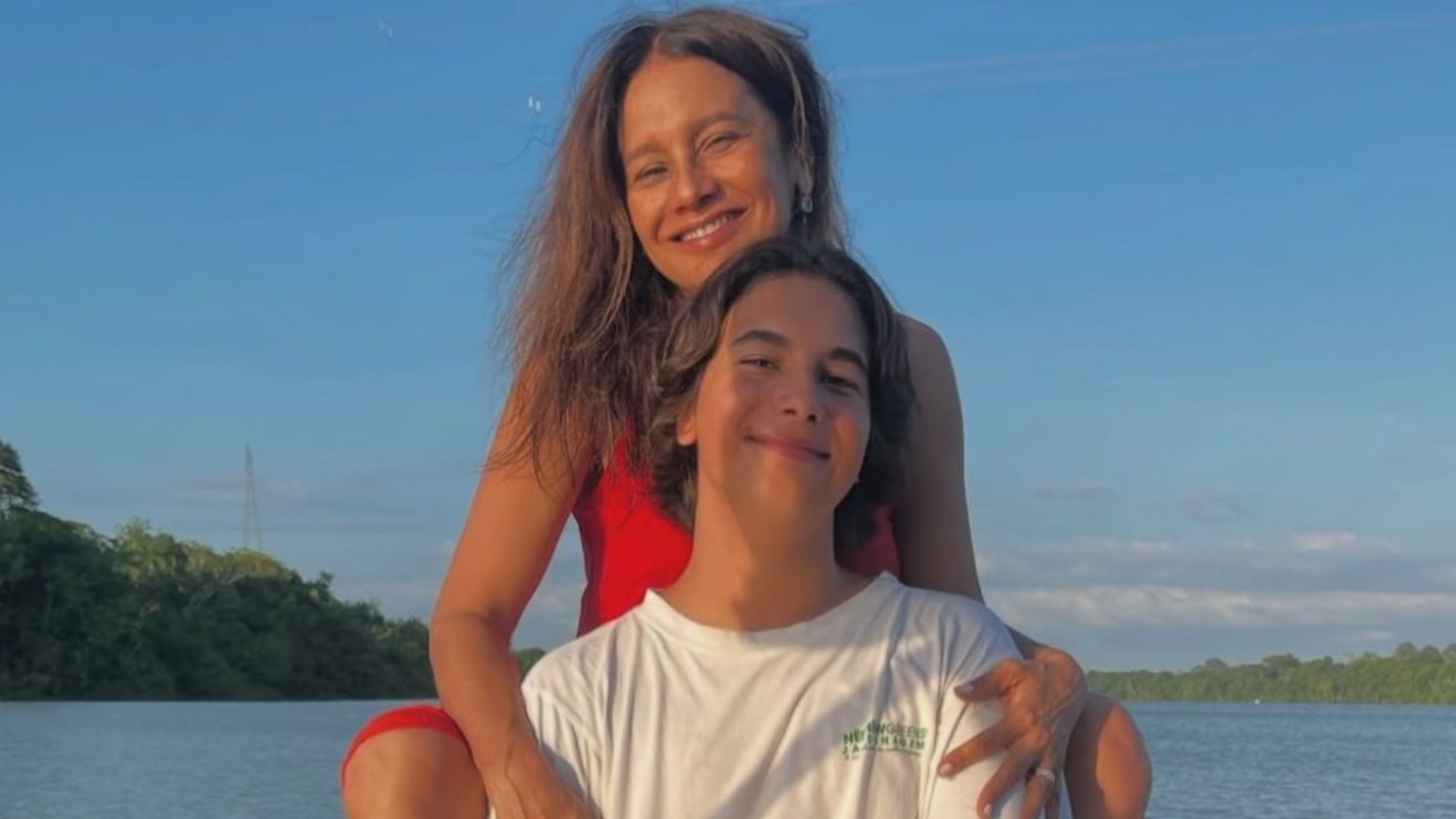 Em rara aparição com o filho, Dira Paes celebra os 17 anos do primogênito