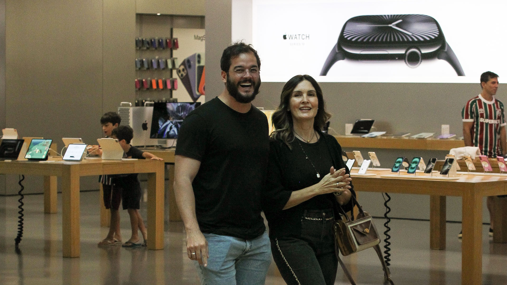 Fátima Bernardes e Túlio Gadêlha combinam looks em passeio