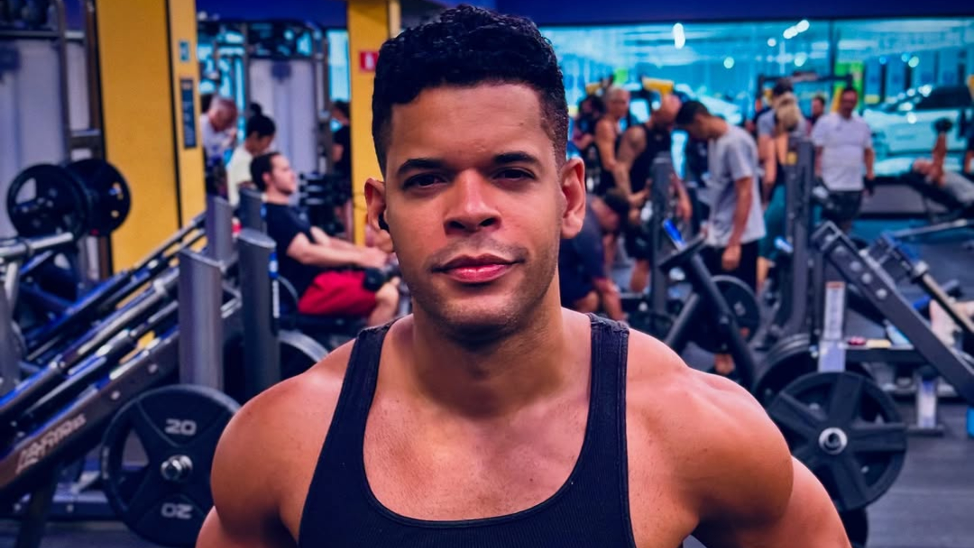 Felipe Velozo não se incomoda com cantadas na internet: ‘Queria que na vida real rolasse também!’