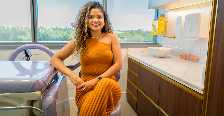Dra. Fernanda Medeiros acolhe mulheres 40+ com foco em saúde íntima