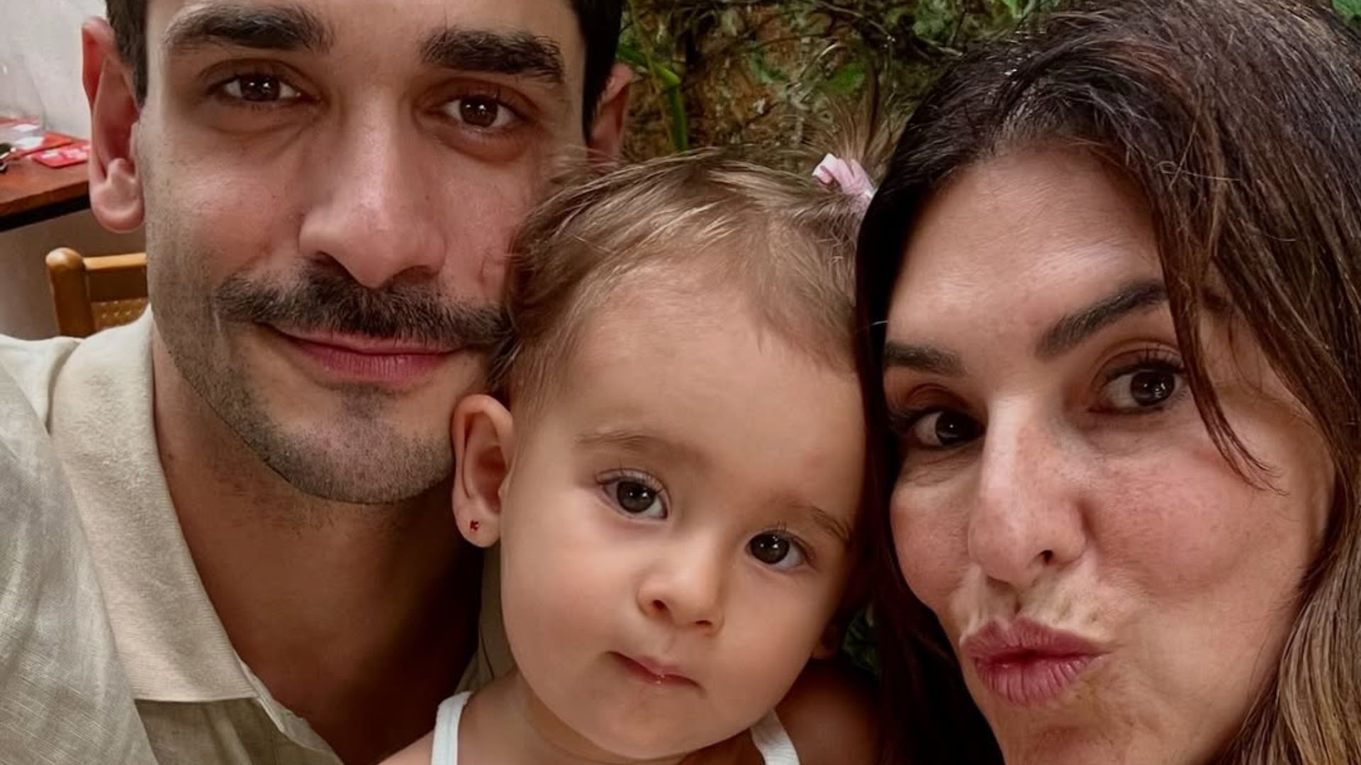 Fernanda Paes Leme posa com o ex na festa de aniversário da filha