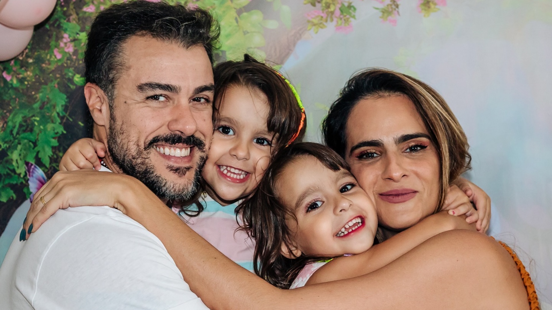 Filhas de Joaquim Lopes e Marcella Fogaça comemoram aniversário com festão