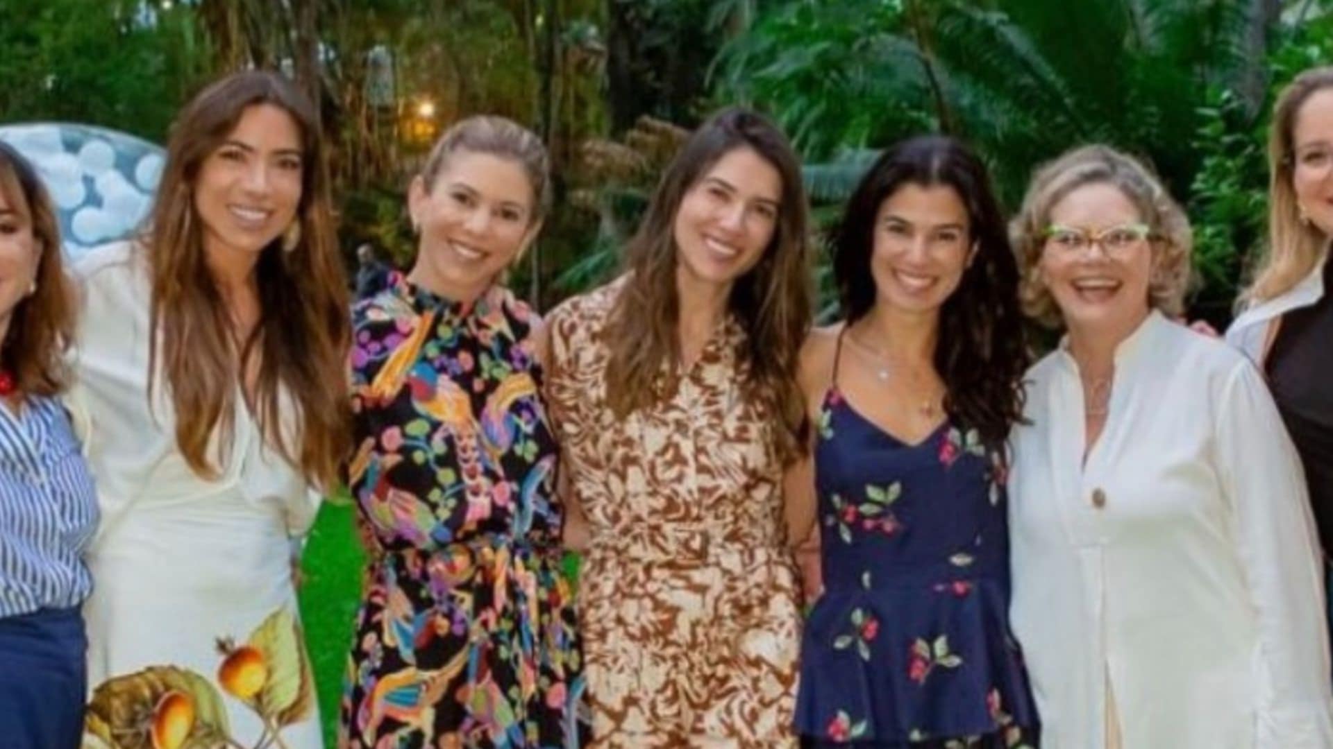 Cinco das seis filhas de Silvio Santos surgem reunidas em foto rara; veja