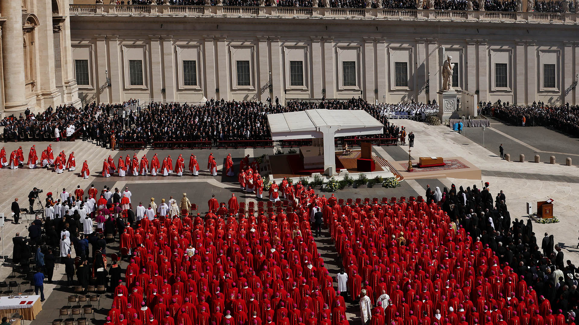 Saiba qual é o significado especial do vermelho no funeral do Papa Francisco