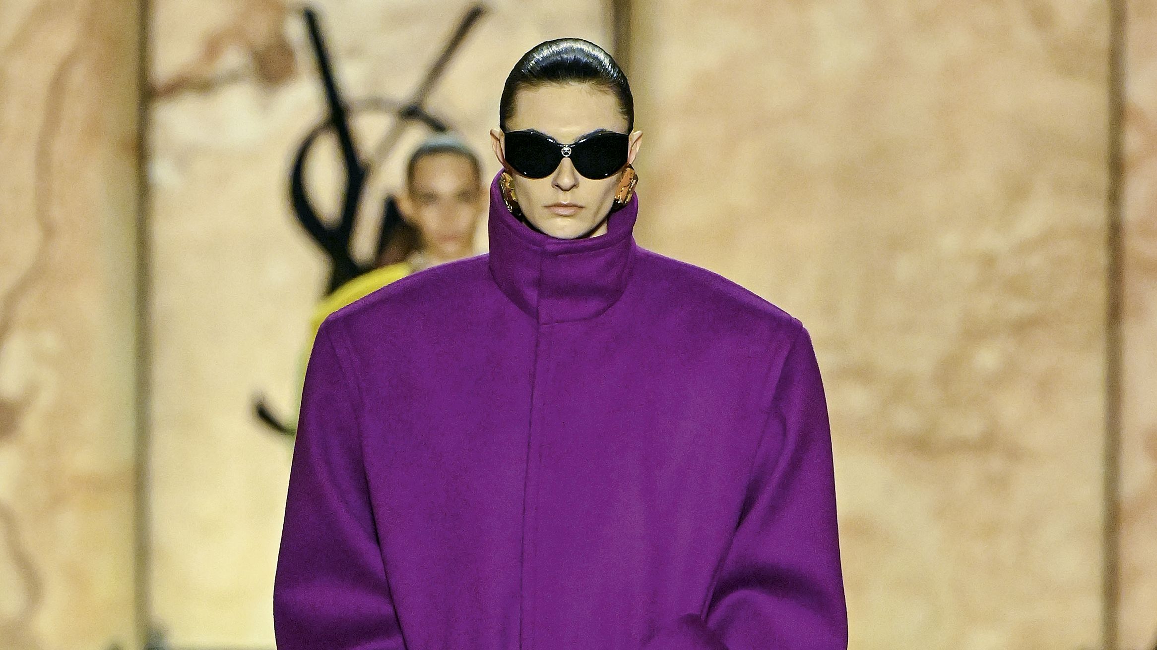 Designer francês Anthony Vaccarello apresenta a coleção mais colorida da Paris Fashion Week