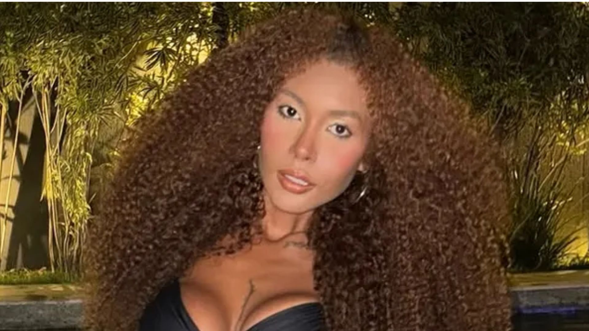 Giovanna Jacobina faz foto conceitual de biquíni e fãs reagem: “Belíssima”