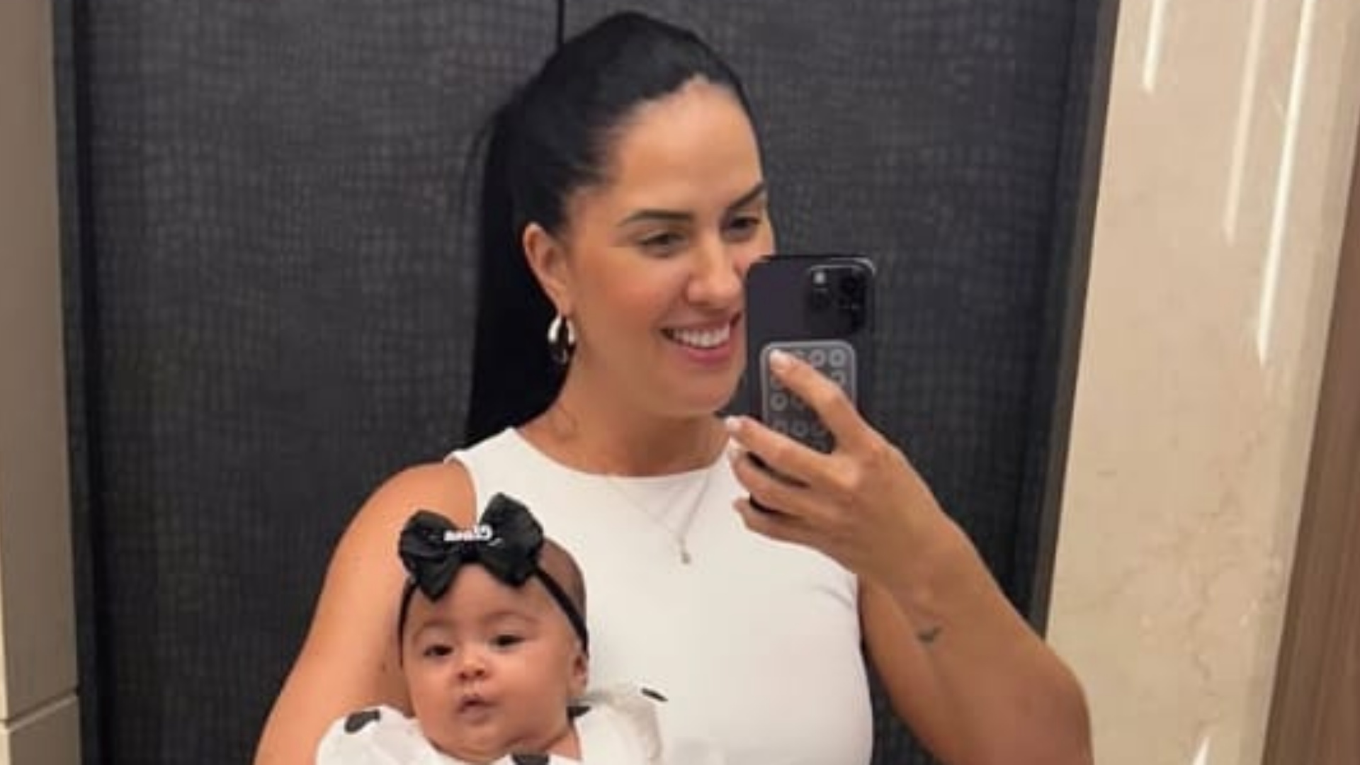 Graciele Lacerda encanta ao combinar o look com a filha, Clara
