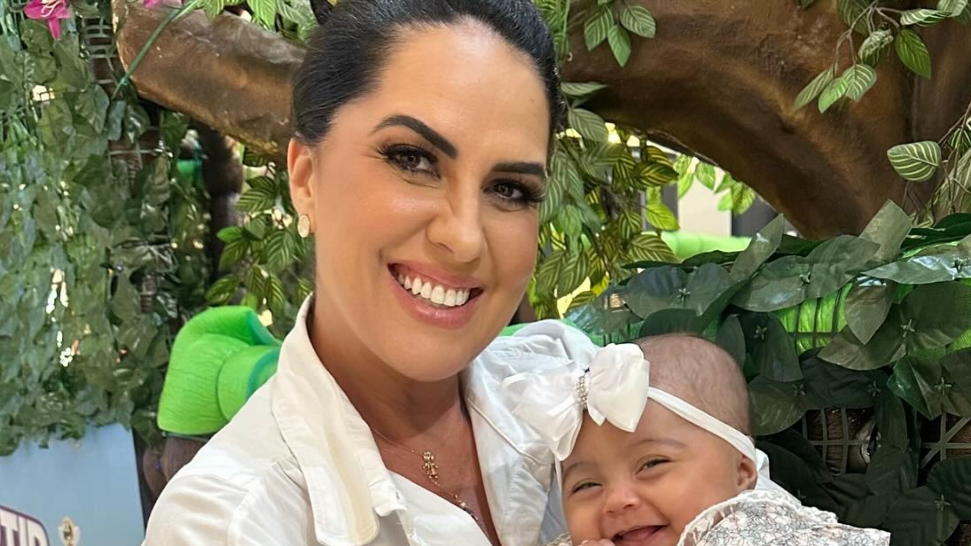 Filha de Graciele Lacerda esbanja fofura em ida ao shopping