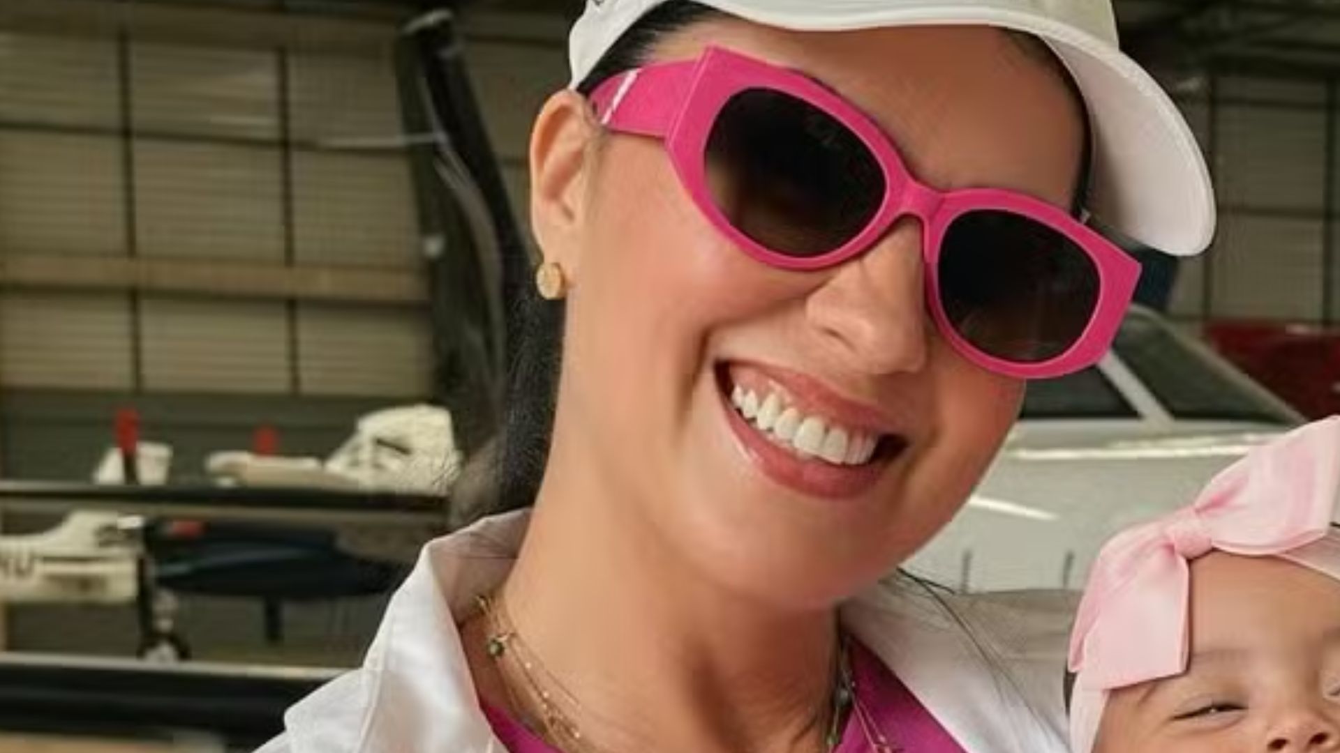 Graciele Lacerda mostra sorriso banguela da filha antes de pegar jatinho