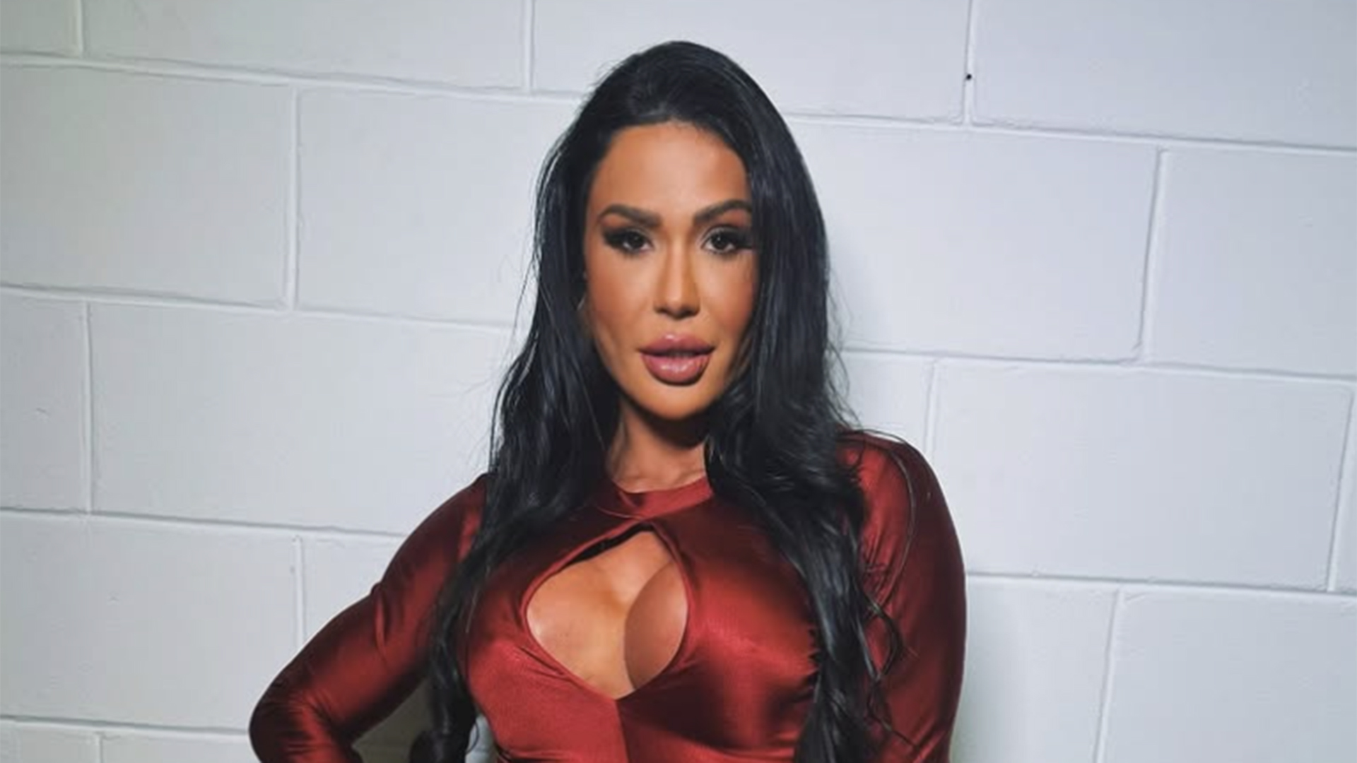 Gracyanne Barbosa curte comentário negativo sobre a namorada de Belo