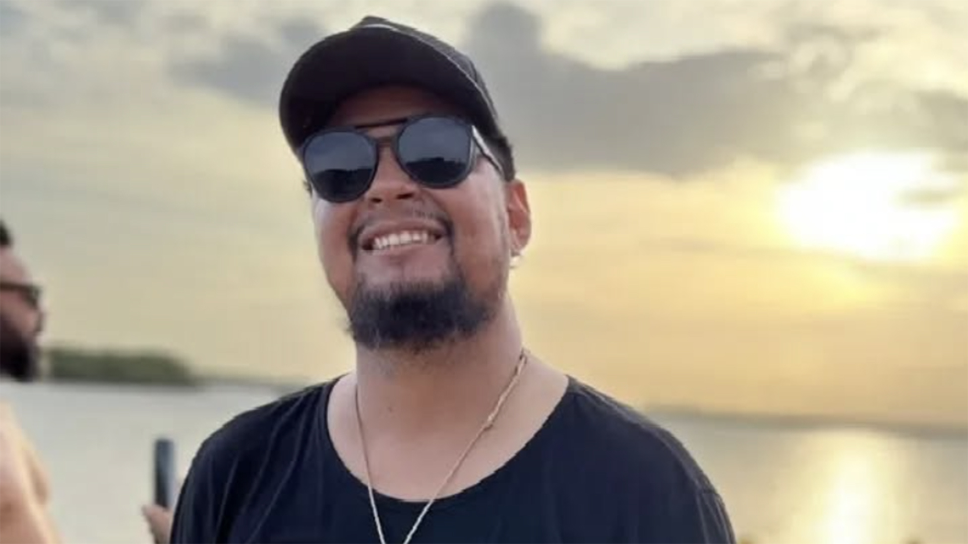 Cantor de 44 anos morre apenas 4 meses após iniciar tratamento