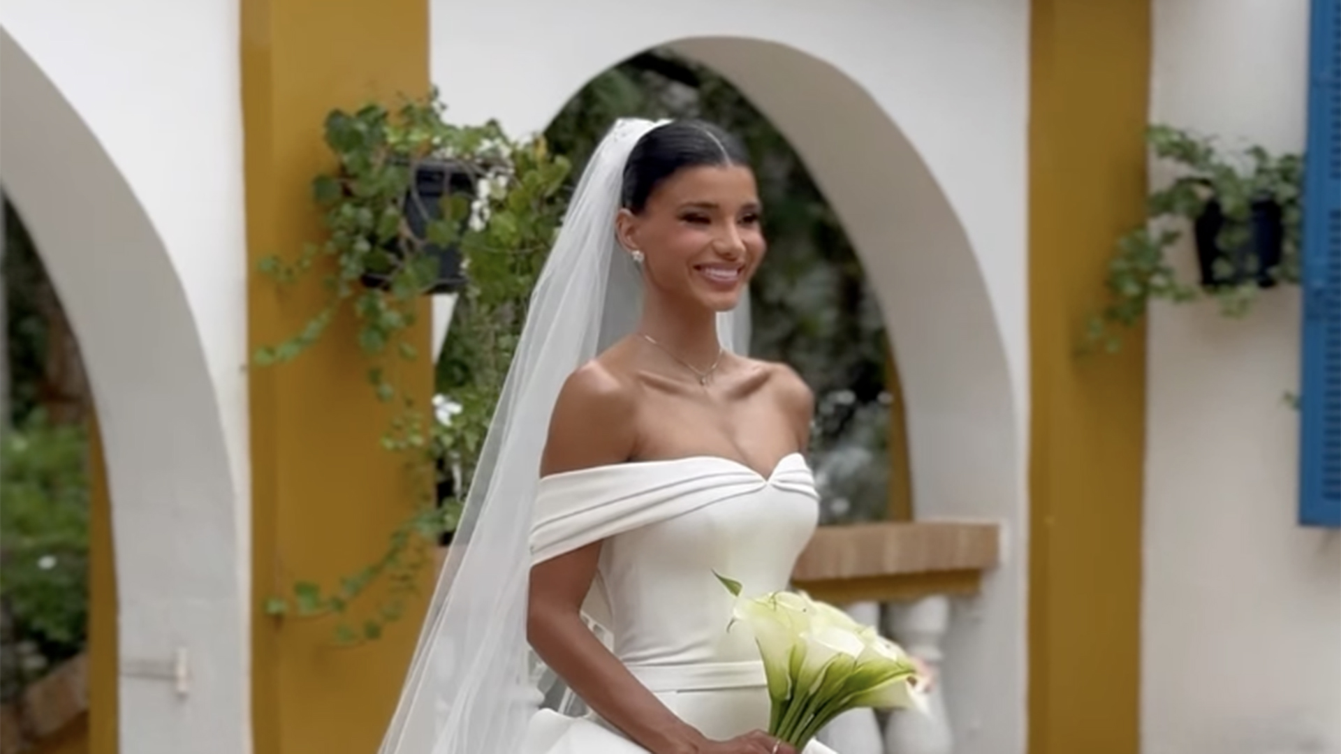 O vestido de noiva de Jakelyne Oliveira. Ela usou look clássico e elegante
