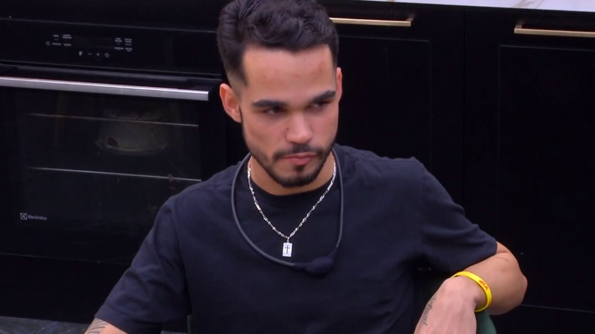 João Pedro detona postura de sister na casa: ‘Nunca lavou a louça’