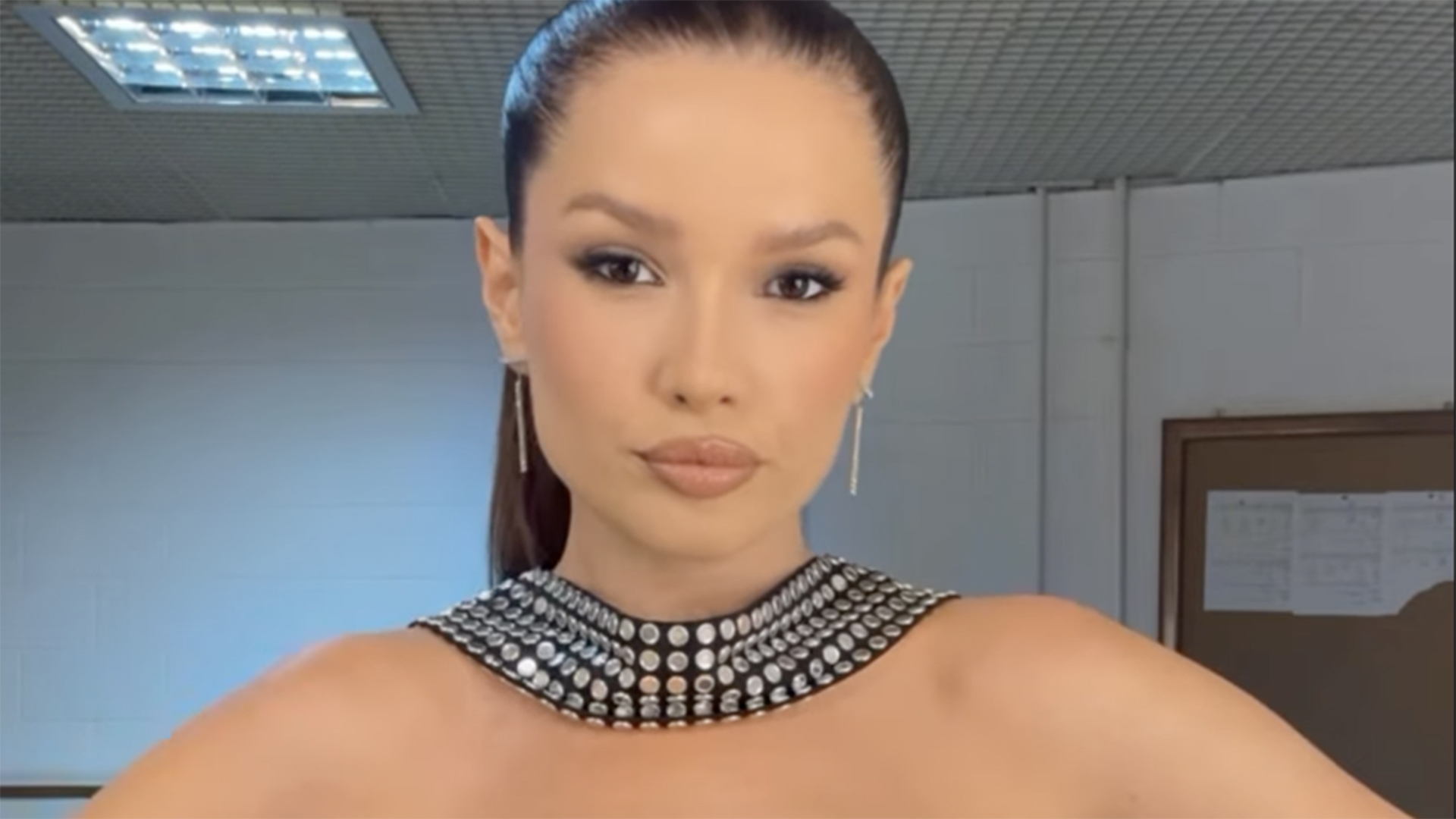 Juliette aposta em look prateado para retornar à casa do BBB