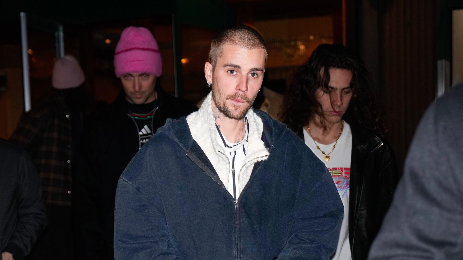Justin Bieber se irrita com os paparazzi e dispara: ‘Só se importam com dinheiro’