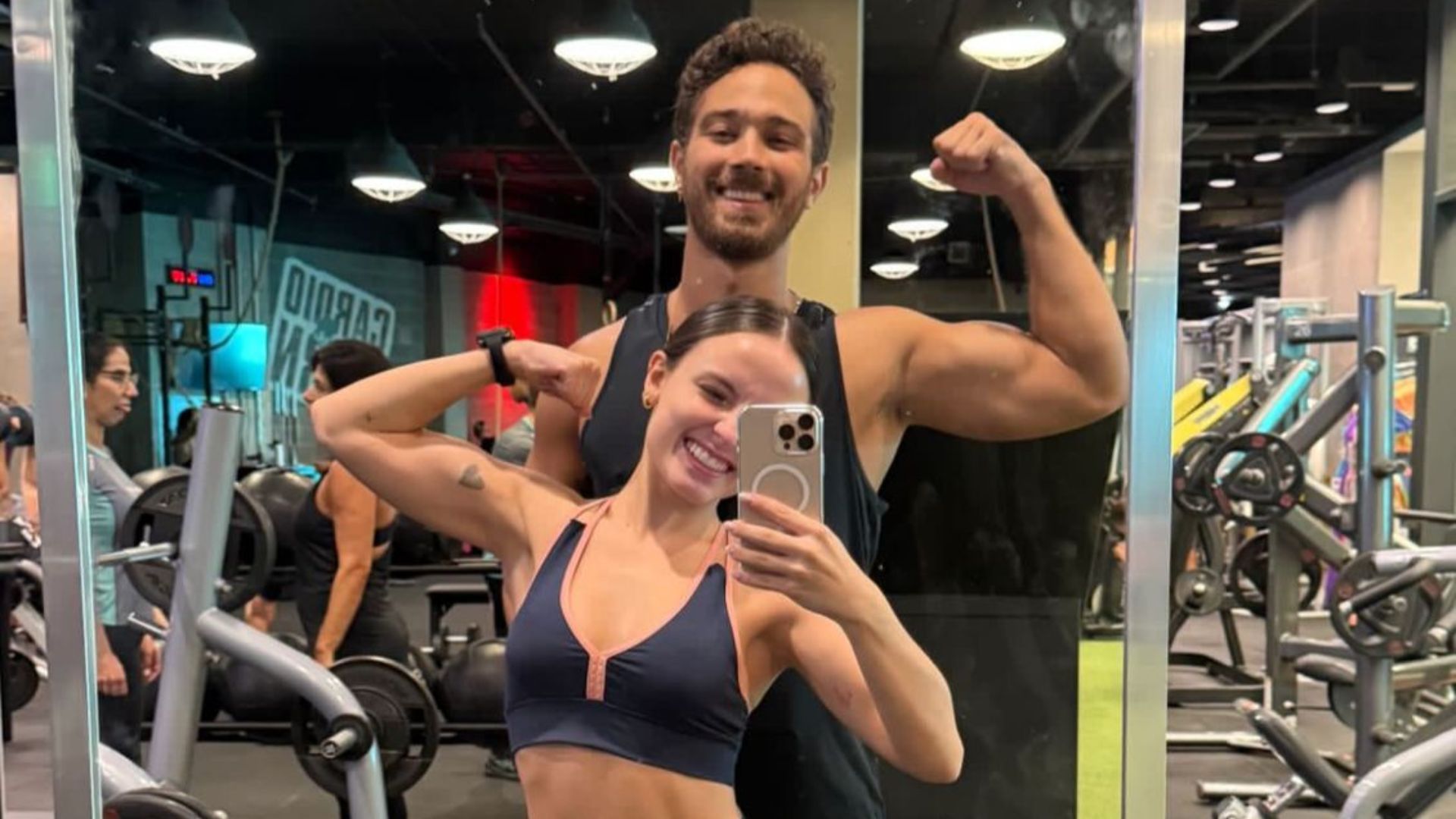 Larissa Manoela e André Luiz Frambach aproveitam dia de treino lado a lado