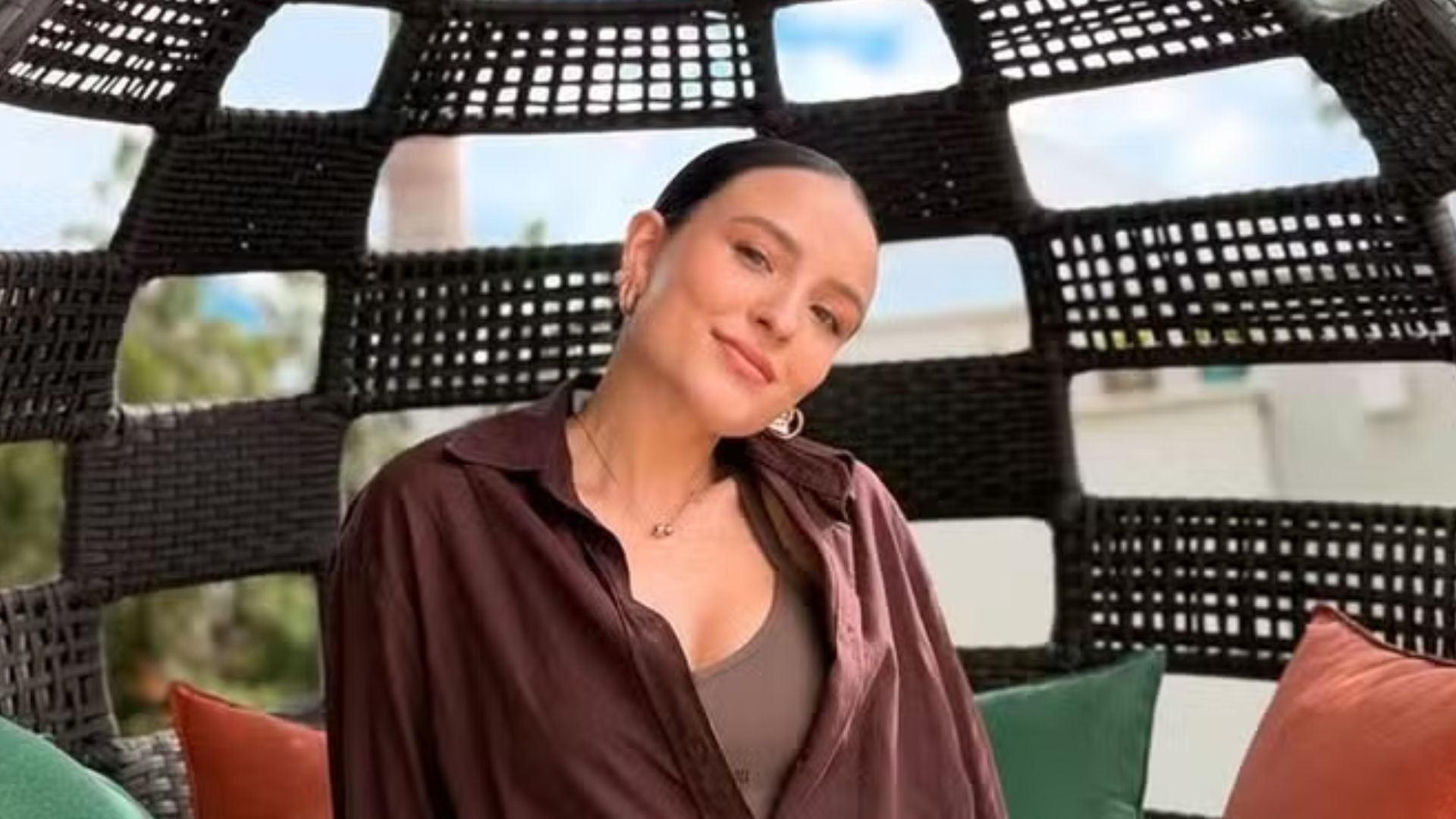 Larissa Manoela celebra início da semana com fotos em sua mansão no RJ