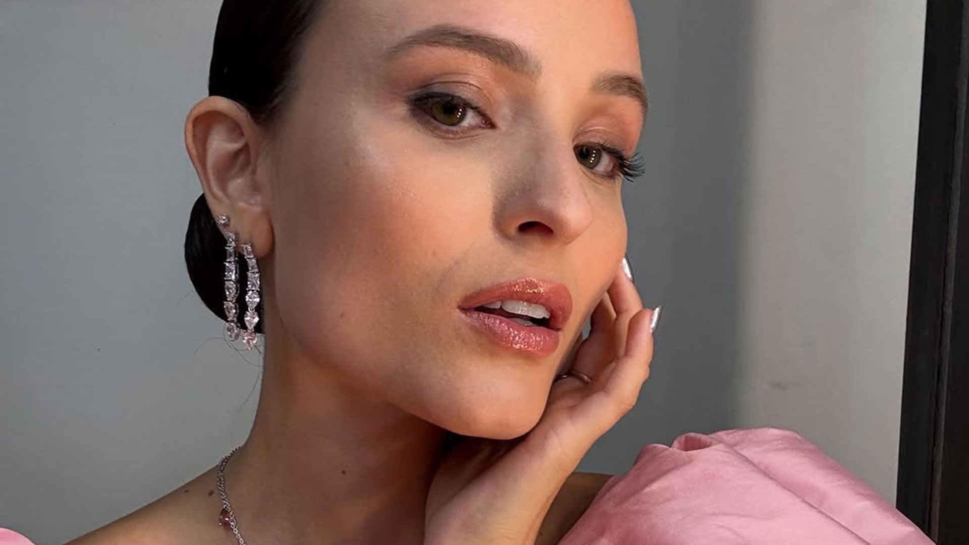Larissa Manoela faz alerta após levar susto com pet: ‘Tomem muito cuidado’
