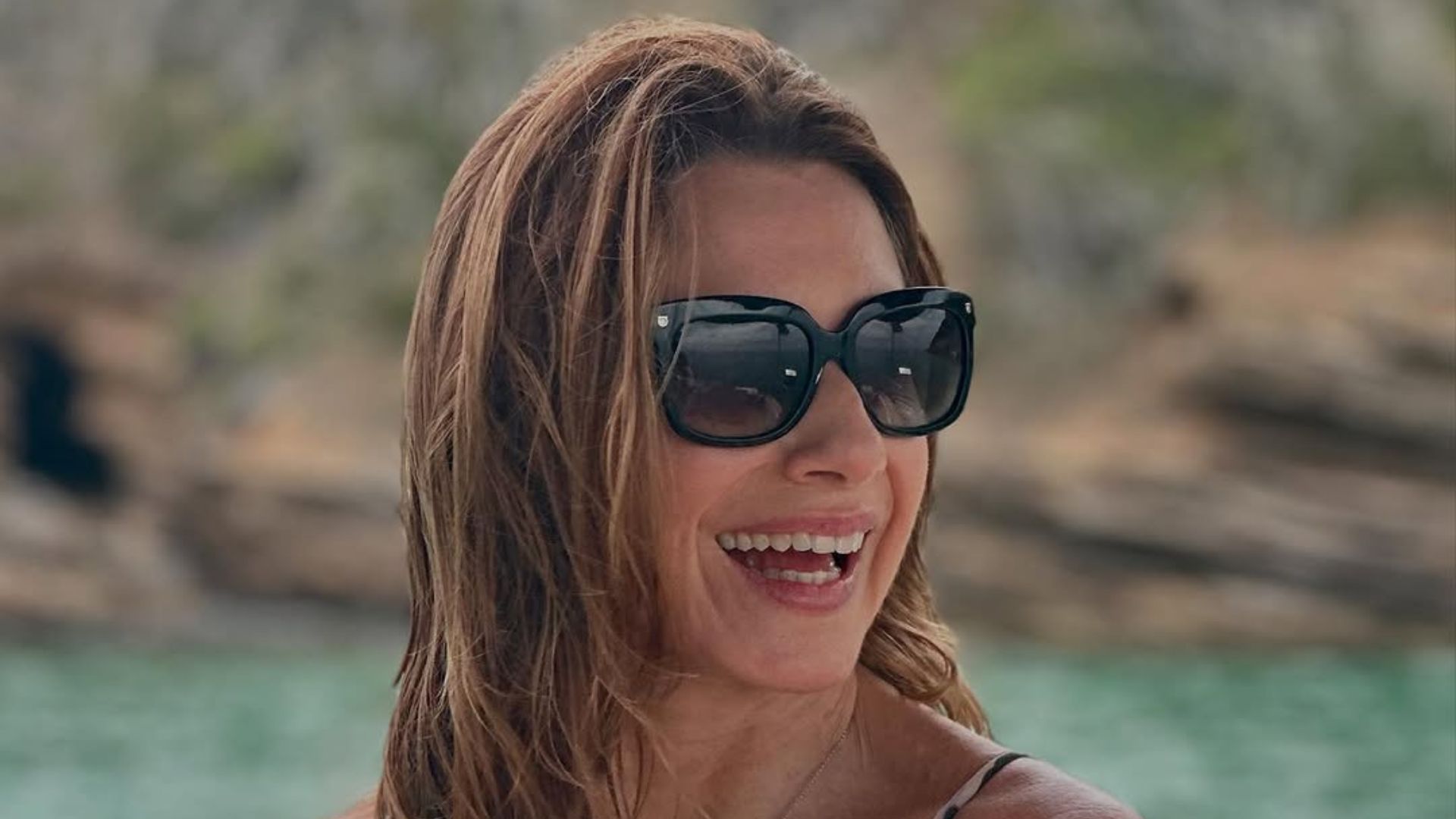 Leticia Spiller inicia o mês com alongamento em uma cachoeira: ‘Abriu abril’