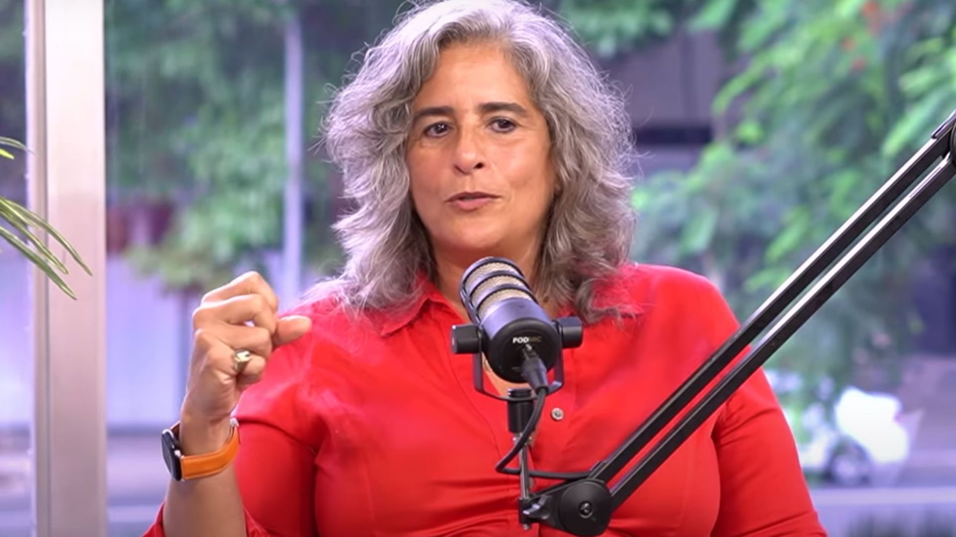 Lúcia Veríssimo fala sobre casamento de 12 anos à distância: ‘Não sinto’