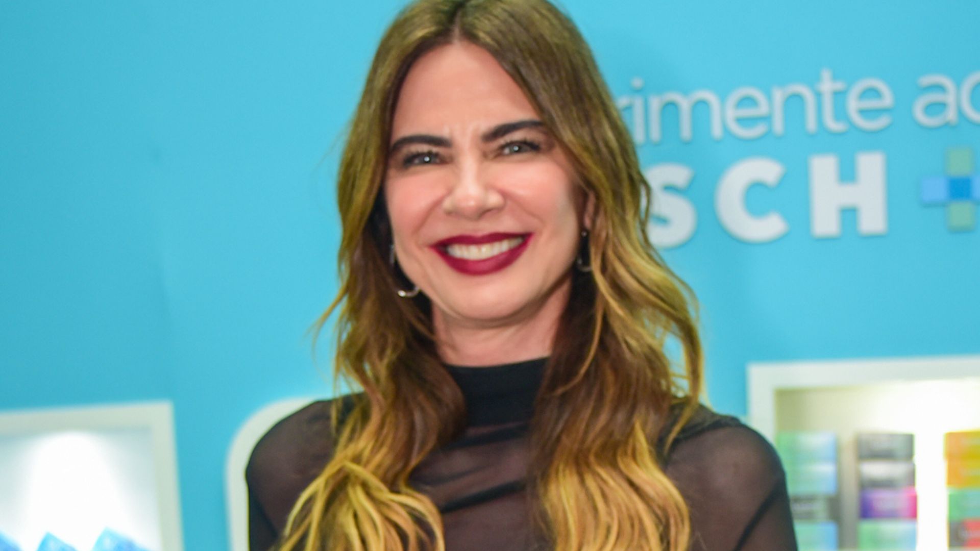 Luciana Gimenez retorna aos eventos após cirurgia de emergência na coluna